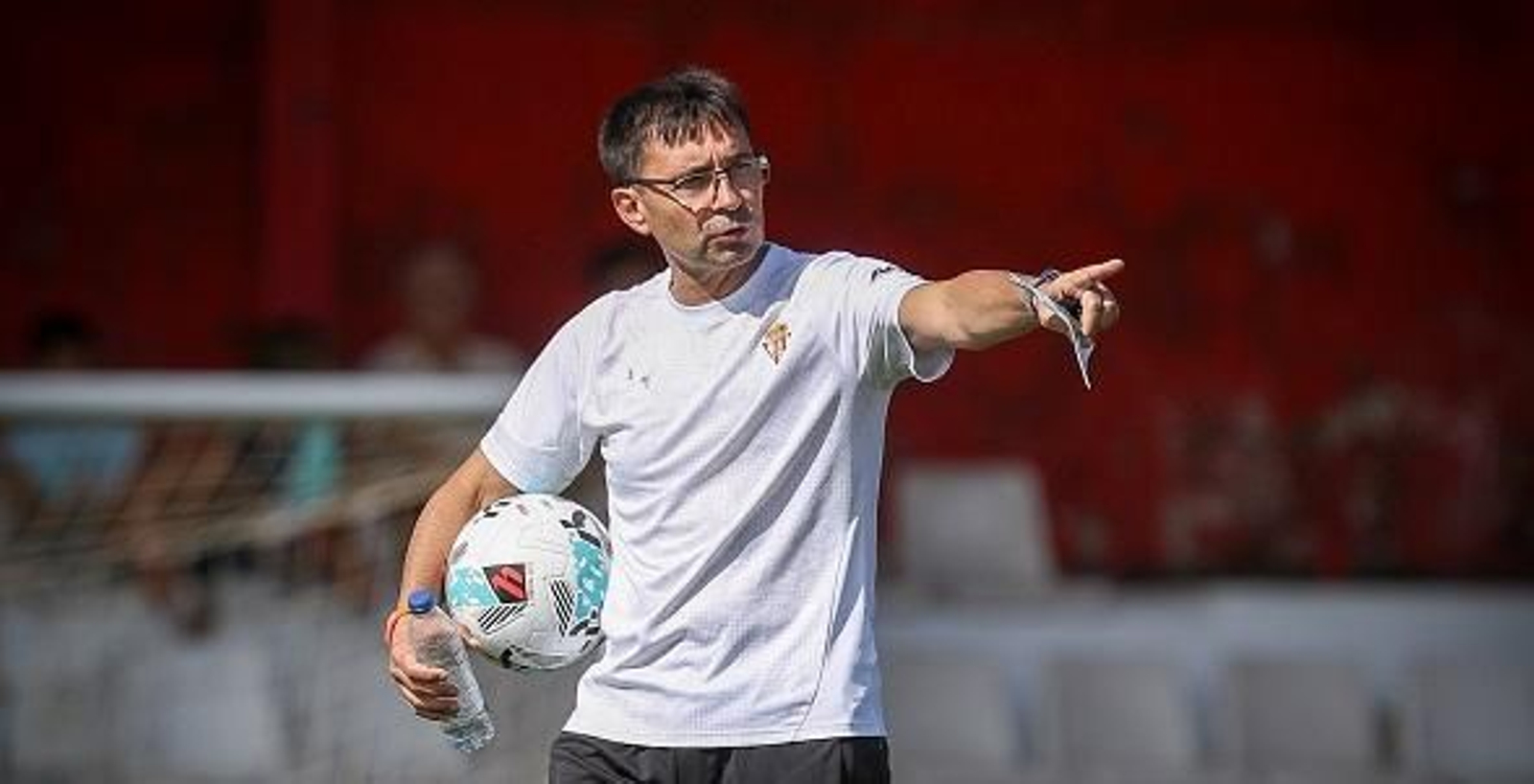 Asier Garitano, durante un entrenamiento del Sporting.