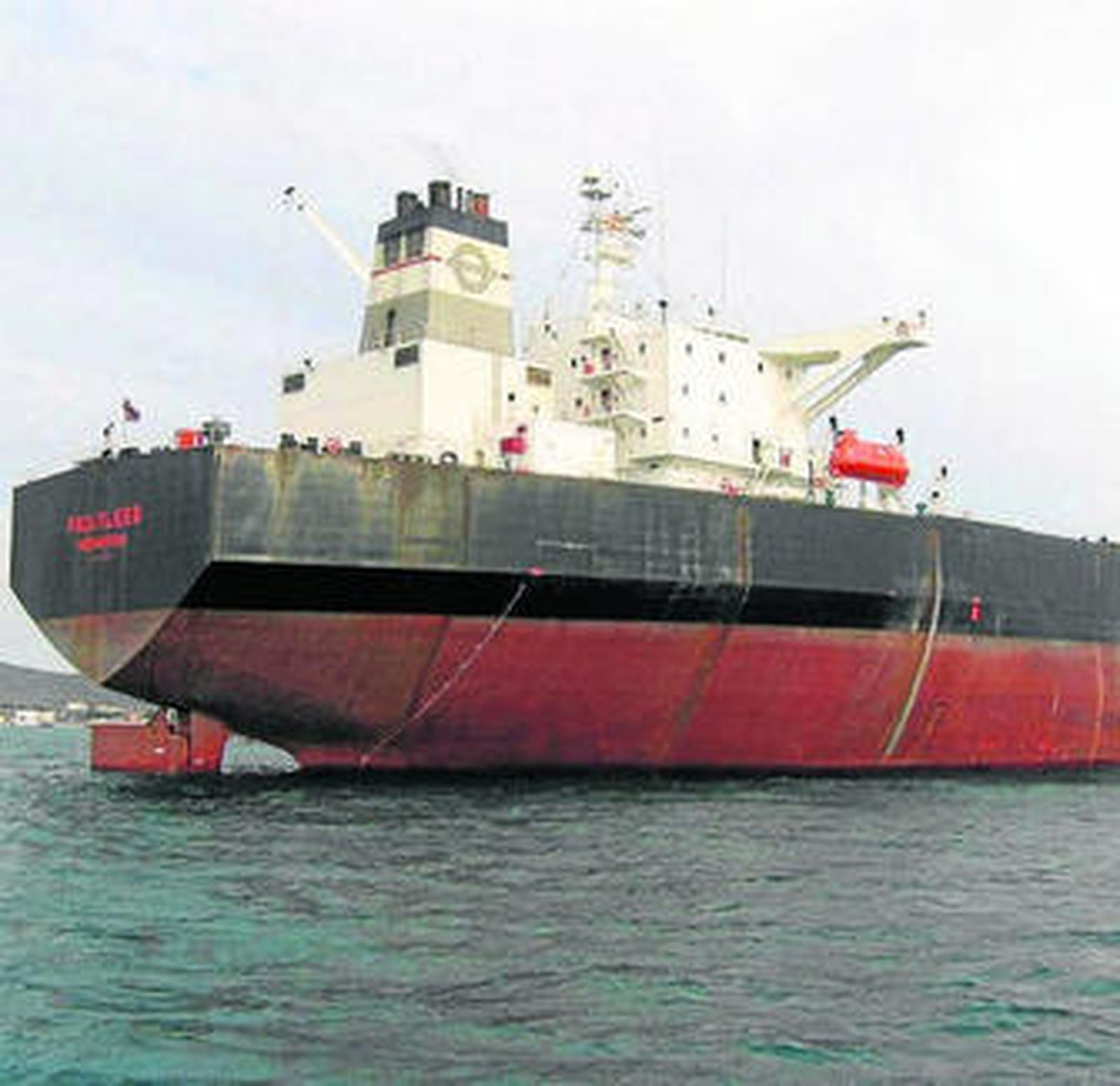 Un buque fondeado en la Bahía de Algeciras.