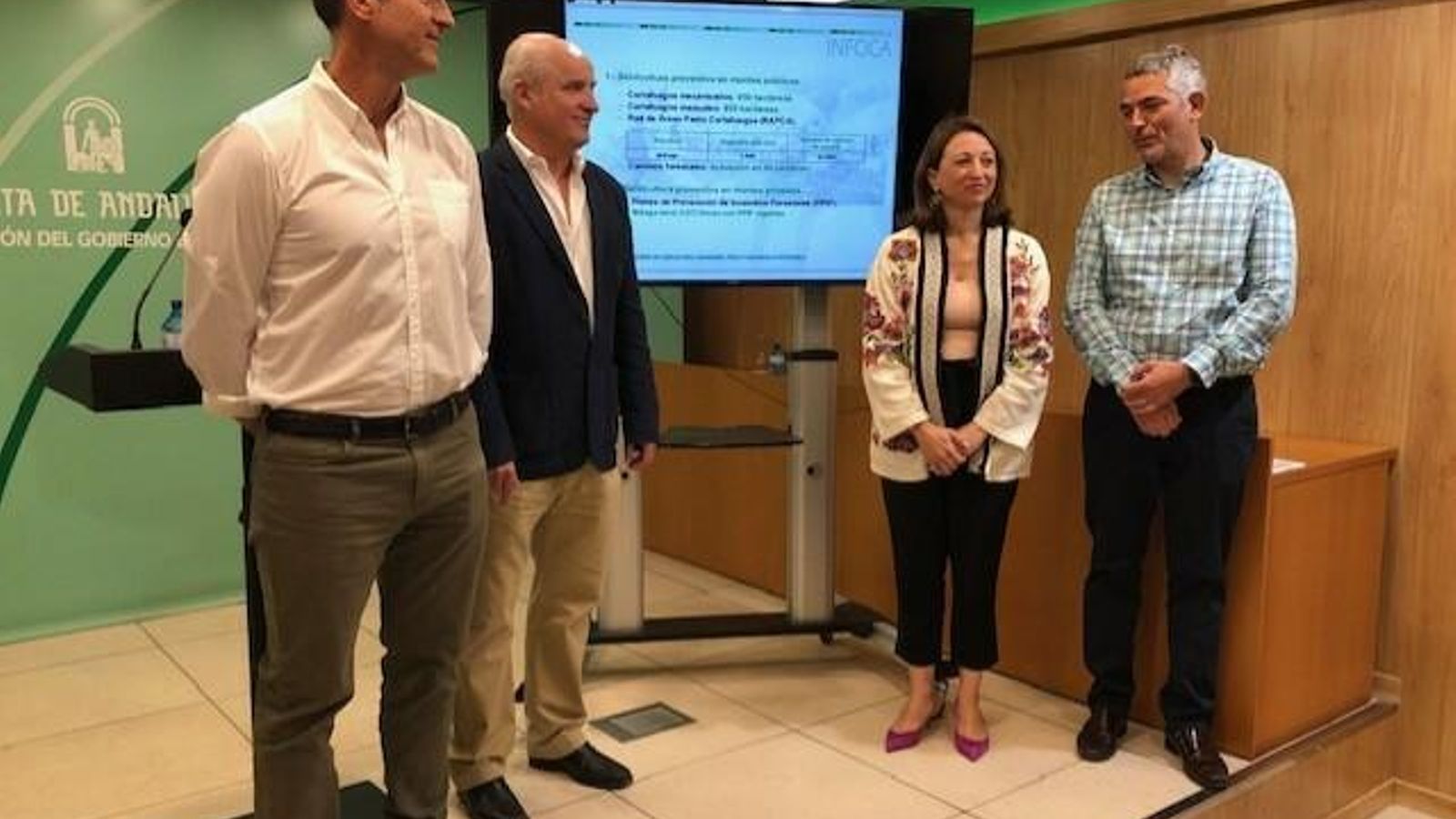 Patricia Navarro esta mañana con varios de los directivos del Plan Infoca en Málaga