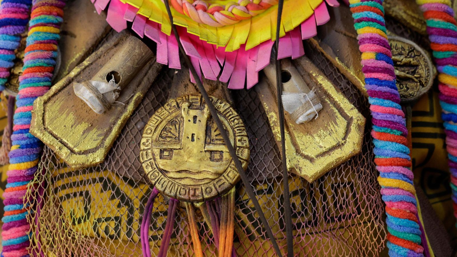 Medallón envejecido estilo azteca con las Puertas de Tierra.