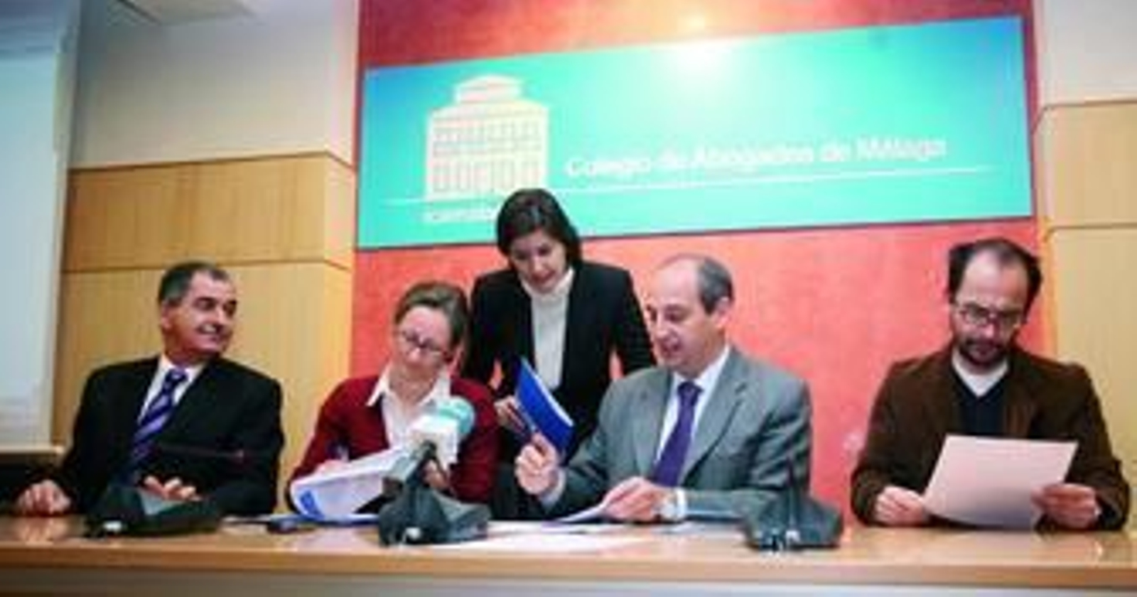 Camas, en el centro, en la firma del convenio con tres ONG.