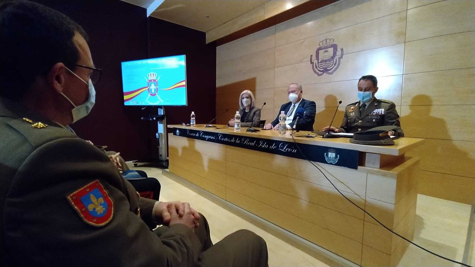 Presentación de los actos del 25 aniversario del MADOC en San Fernando. En la imagen, los delegados María José Foncubierta, Antonio Rojas y el coronel Francisco Jesús Diéguez.