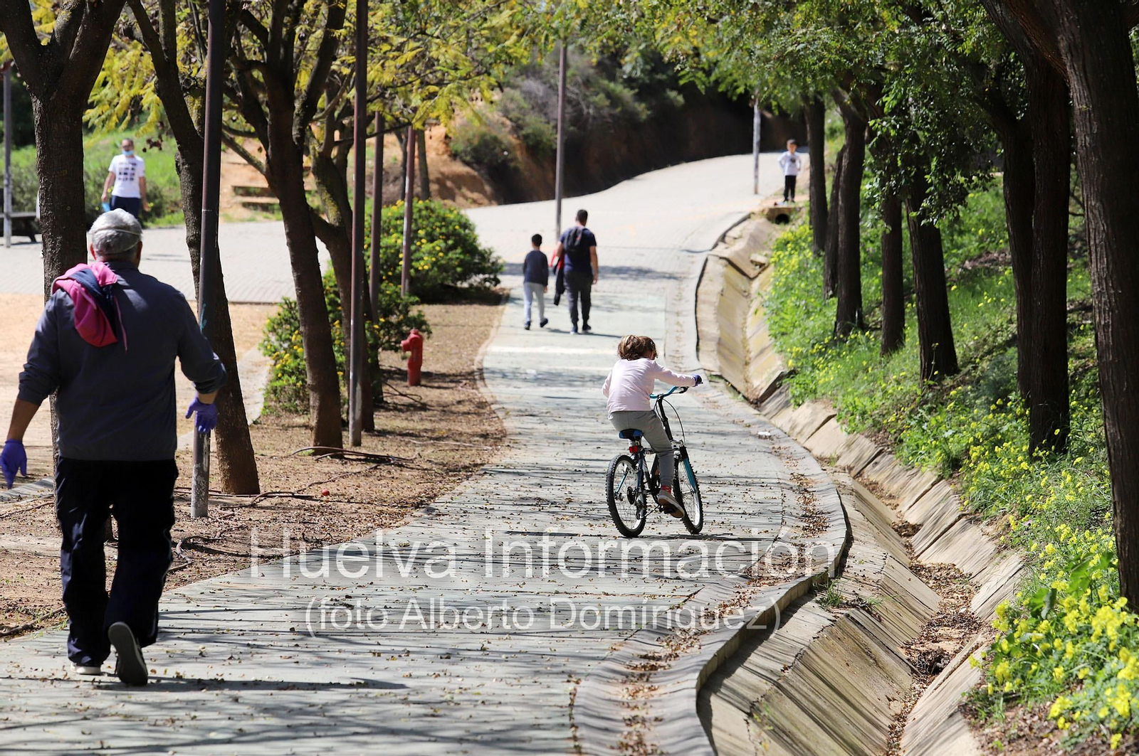 Imágenes del primer día de la salida de niños a la calle en el estado de alarma por coronavirus