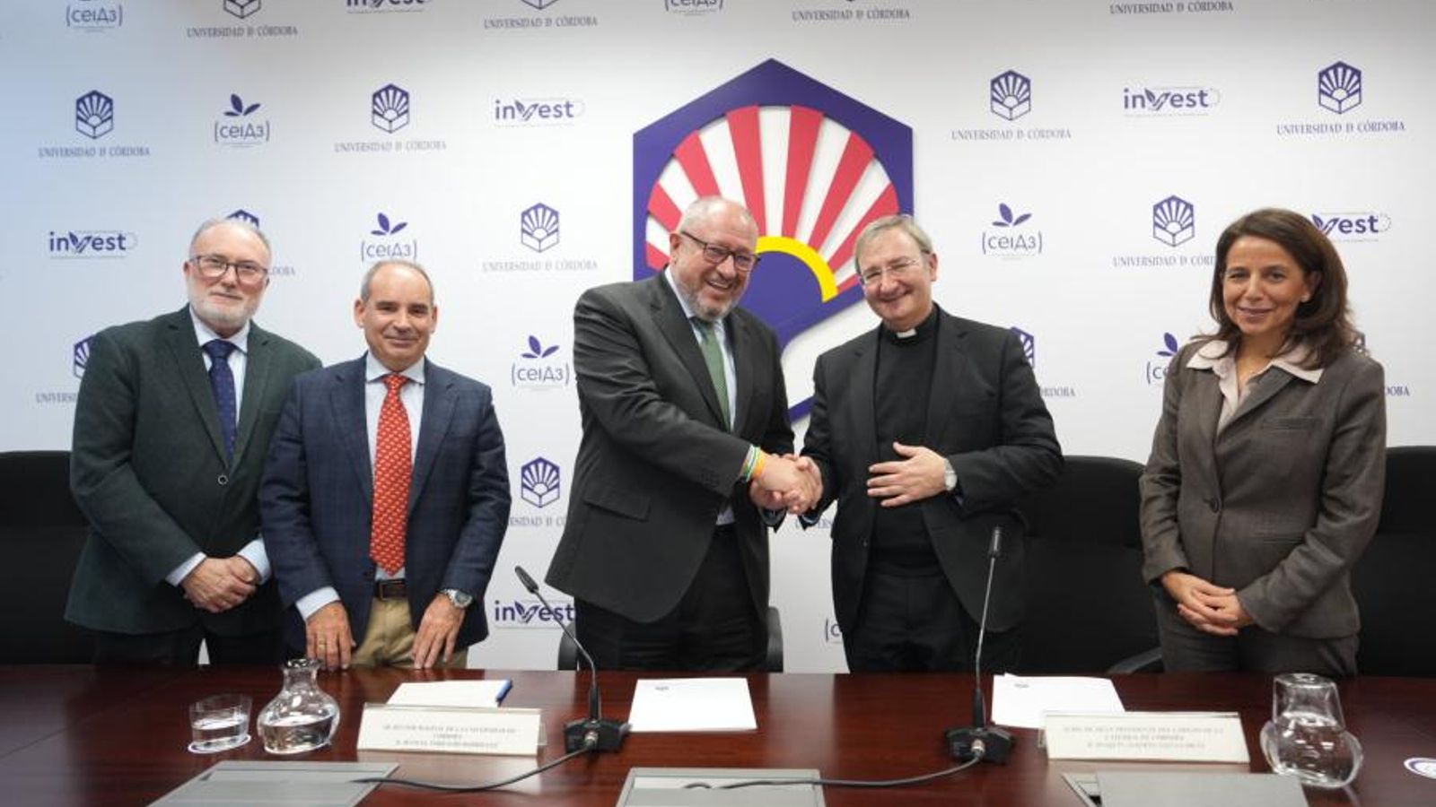 Manuel Torralbo y Joaquín Alberto Nieto en la firma del acuerdo.