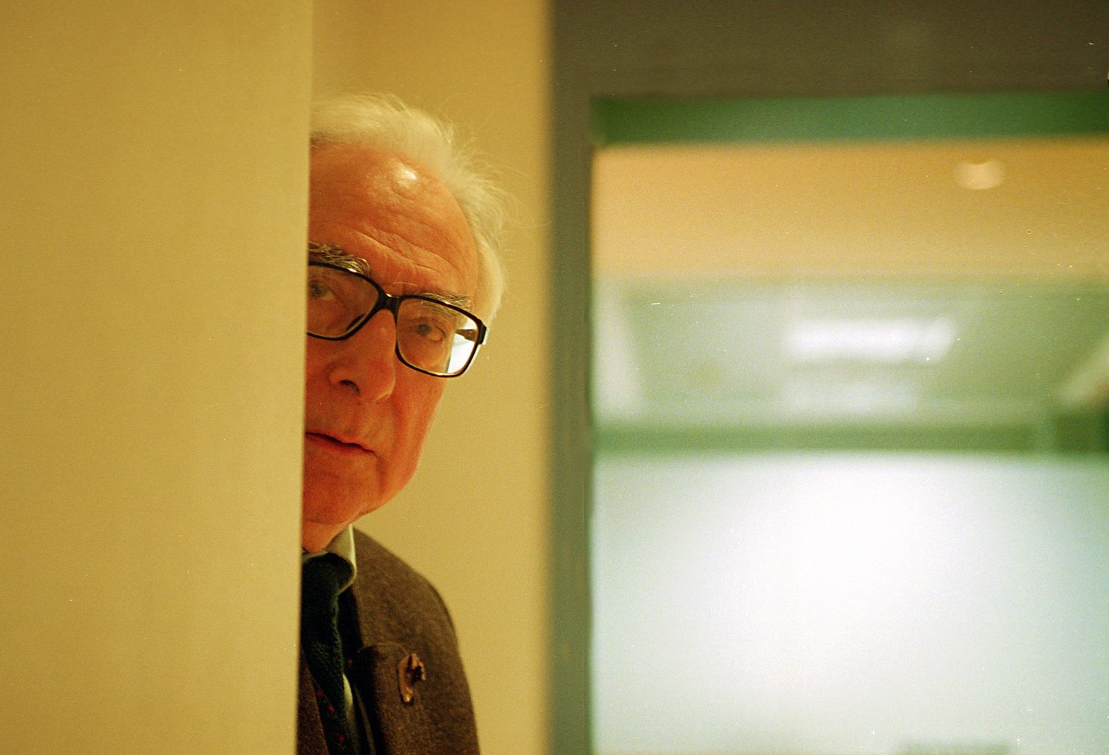 Aquilino Duque (Sevilla, 1931-2021) visitando en 1999 la redacción de este medio.