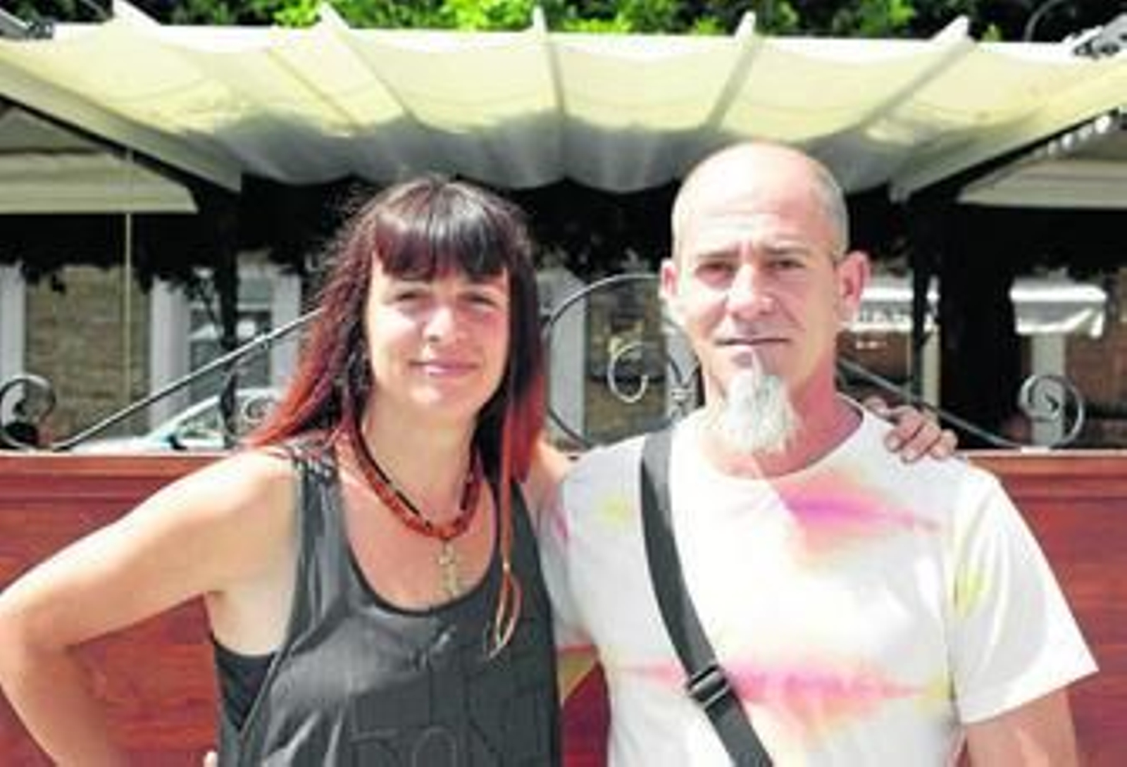 Nerea Ghersi y Manuel Patrón, ayer, fotografiados en la plaza del Rey.
