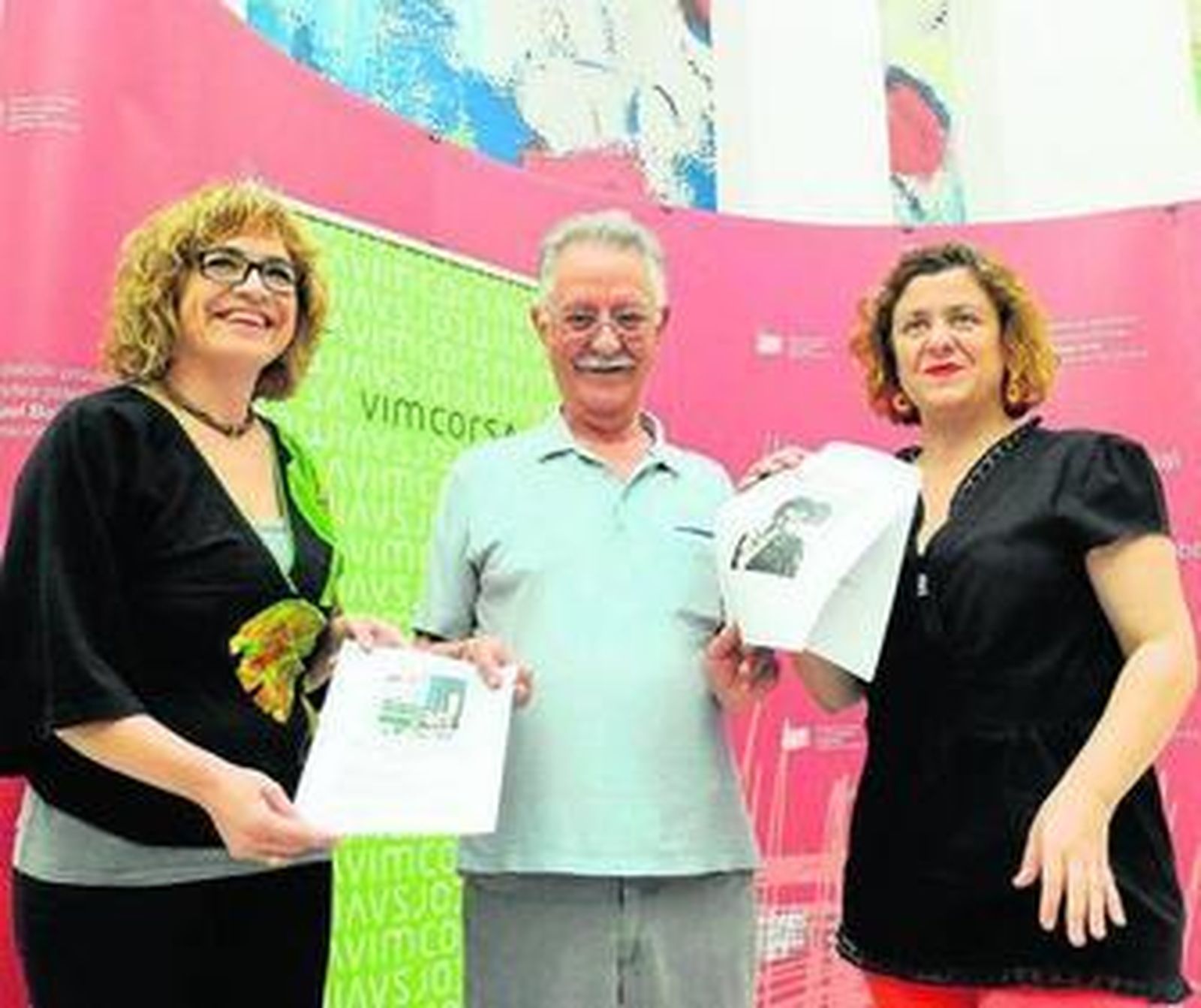 1. Marisa Ruz, Nazario y Alba Doblas, en el Centro de Arte Rafael Botí de Córdoba. 2. 'Autorretrato con bombín', de José Pérez Ocaña, perteneciente a la colección de su familia. 3. 'A King Kong Picture', acuarela y tinta china sobre papel realizada por Nazario para una campaña contra el sida en 1990. 4. 'Autorretrato con Alejandro', publicado por Nazario en la revista 'El Víbora' en 1982.