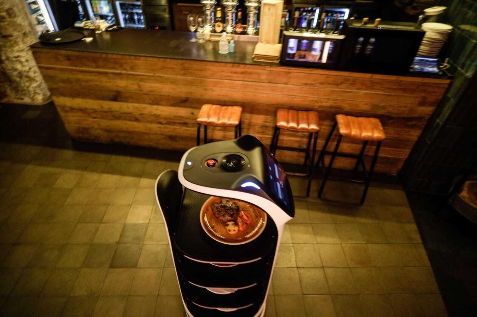 Así es el primer camarero robot de Cádiz