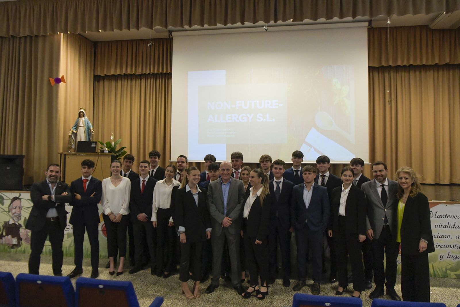 Los alumnos participantes junto a los jueces de este VI Certamen de Innovación y Emprendimiento.