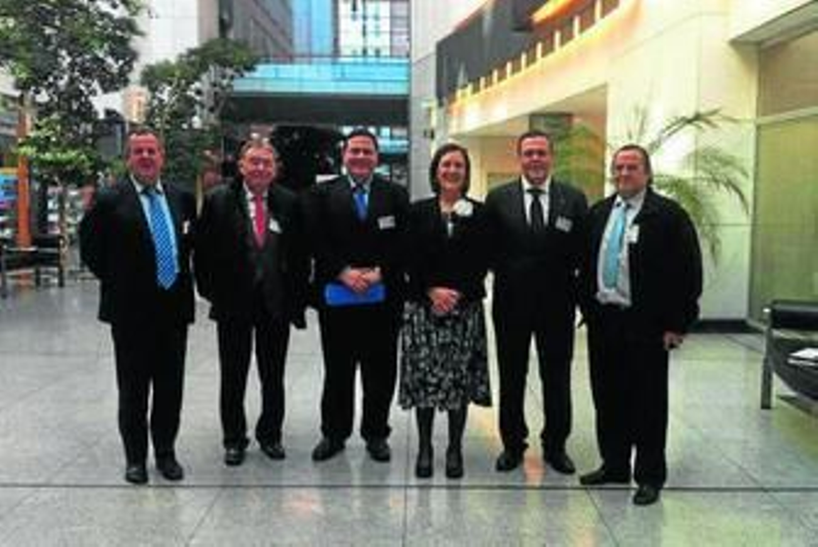 Los representantes de la comarca y eurodiputados, en Bruselas.