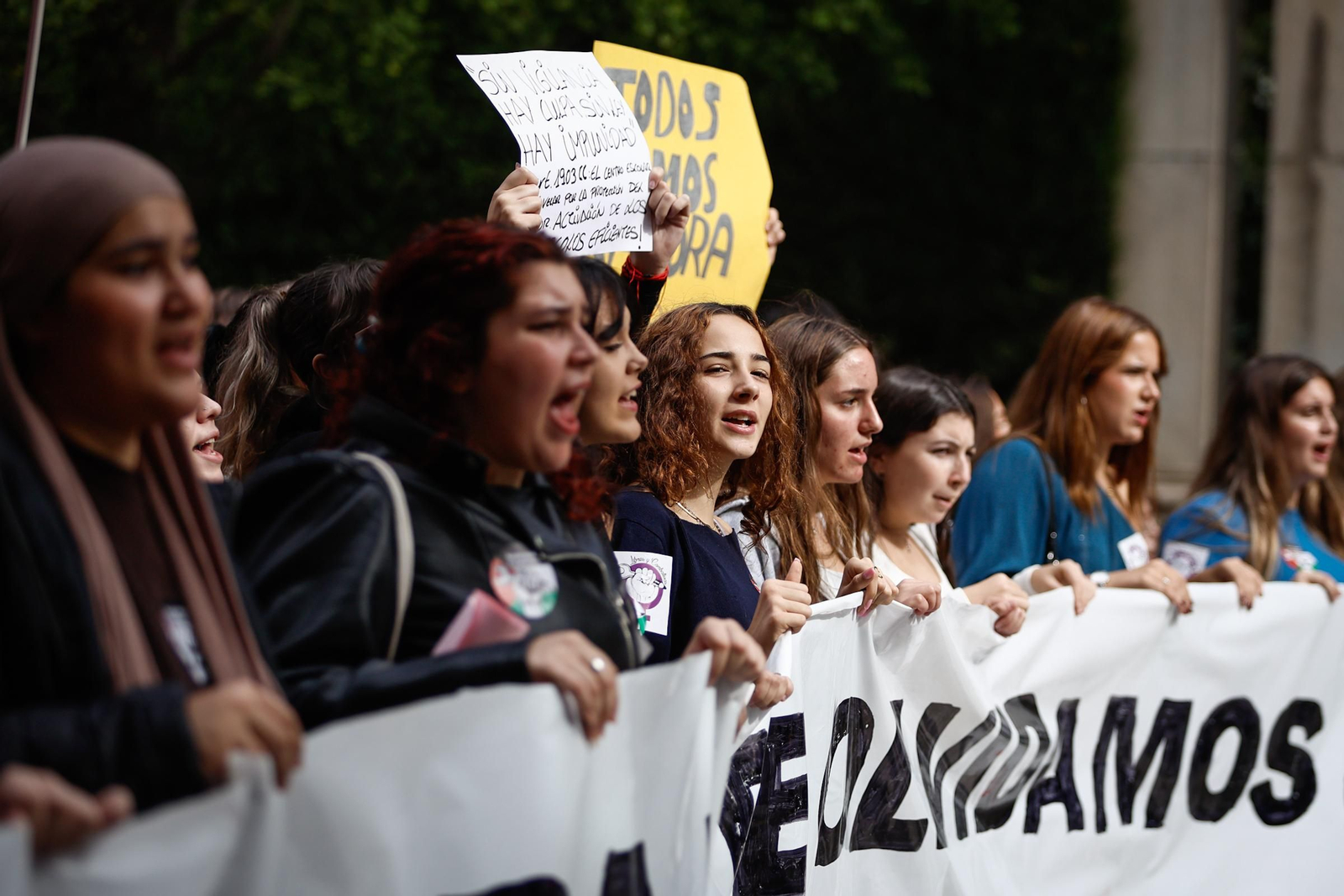 Unas 3.000 personas se manifiestan contra el acoso escolar en Granada: las imágenes