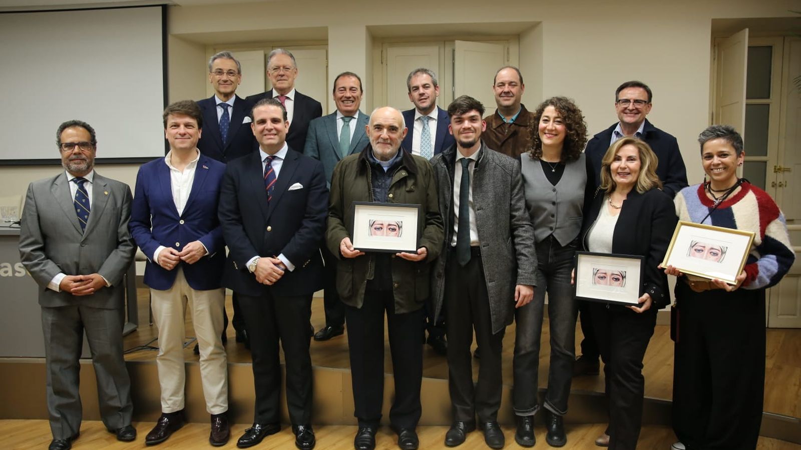 Fotografía de familia tras el acto de inauguración