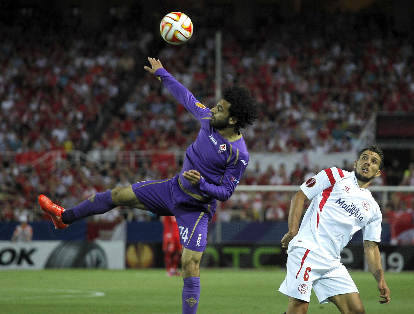 Salah salta con Carriço en las semifinales de la Europa League 2015.