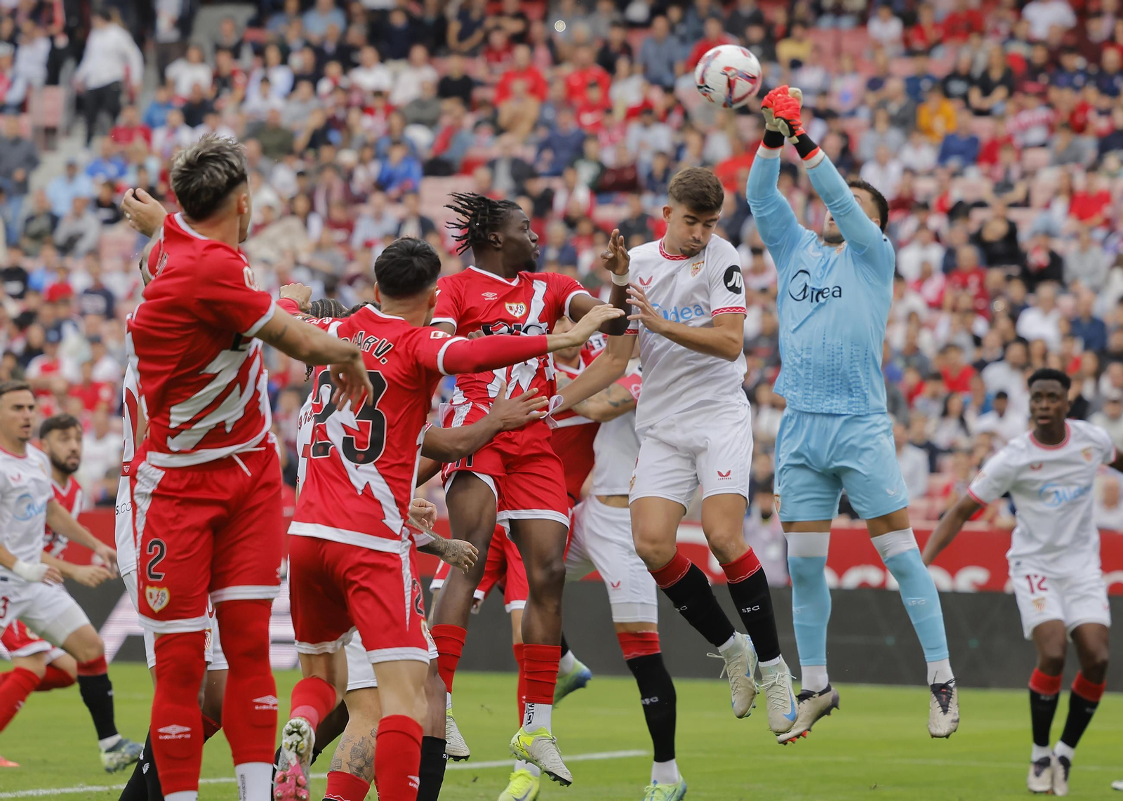 Álvaro despeja ante Kike Salas en un córner sobre el área del Sevilla.