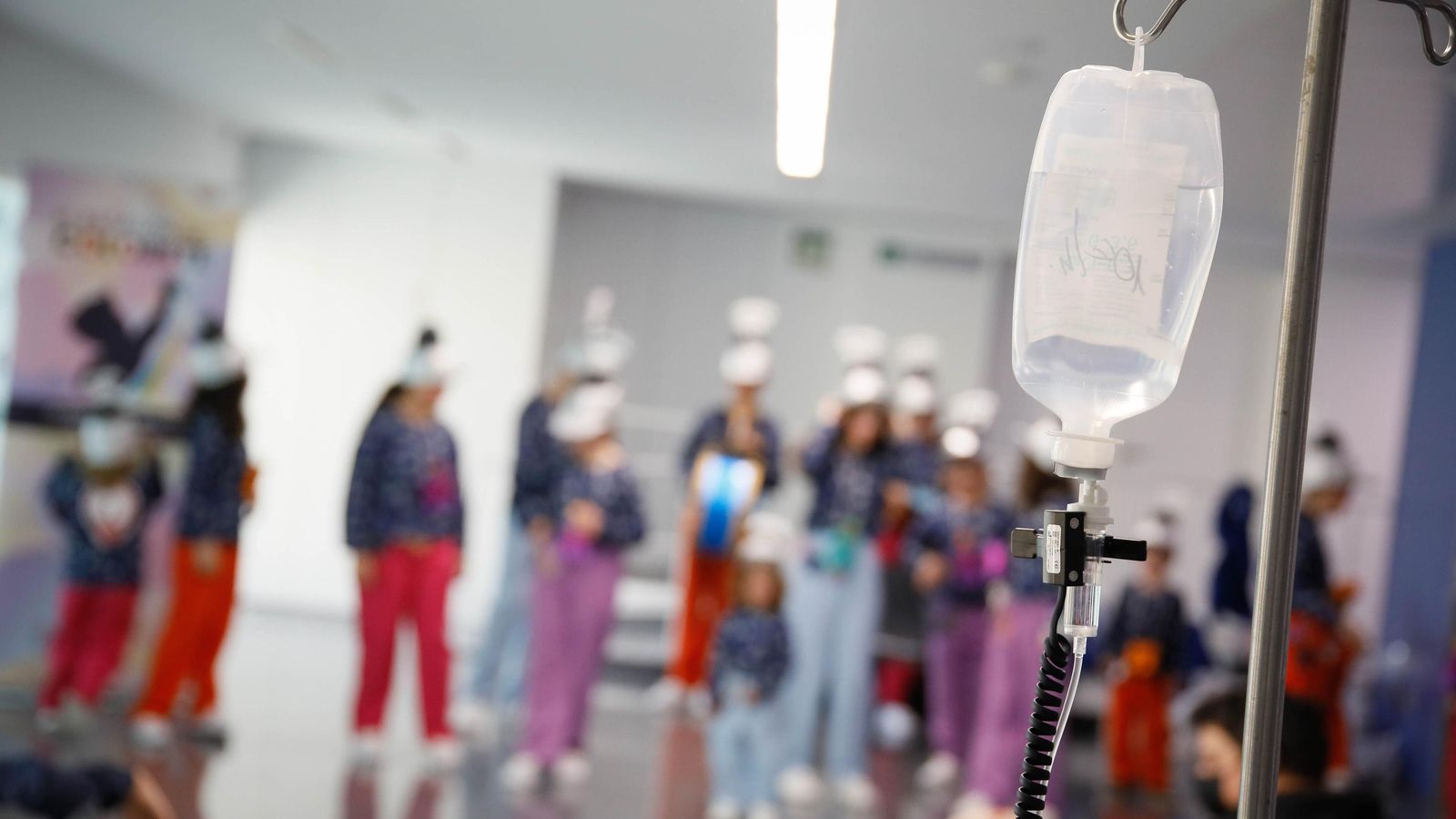 Los niños y niñas hospitalizados pudieron disfrutar de unas horas de alegría con la música y el humor de los quince componentes de la chirigota infantil 'Los indiscretos'