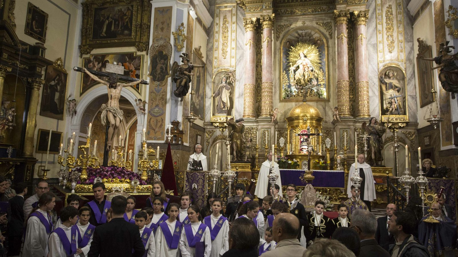 La escolanía que iba a participar en el vía crucis.