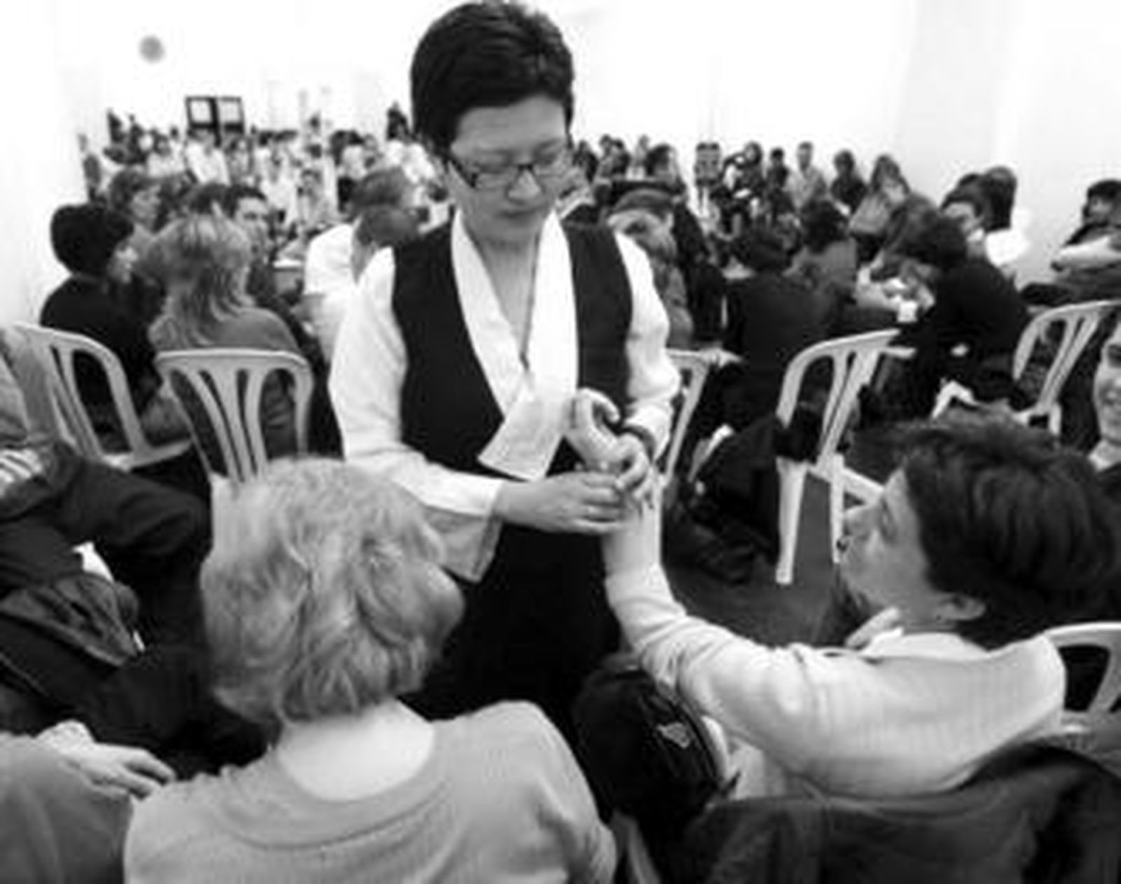 La doctora Sangay Dolma Lama toma los pulsos a una participante del curso.