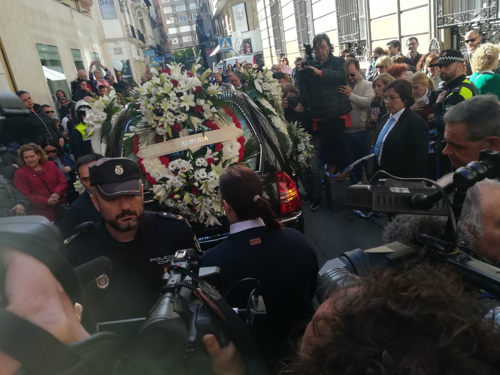 Las imágenes de la capilla ardiente de Gabriel Cruz.