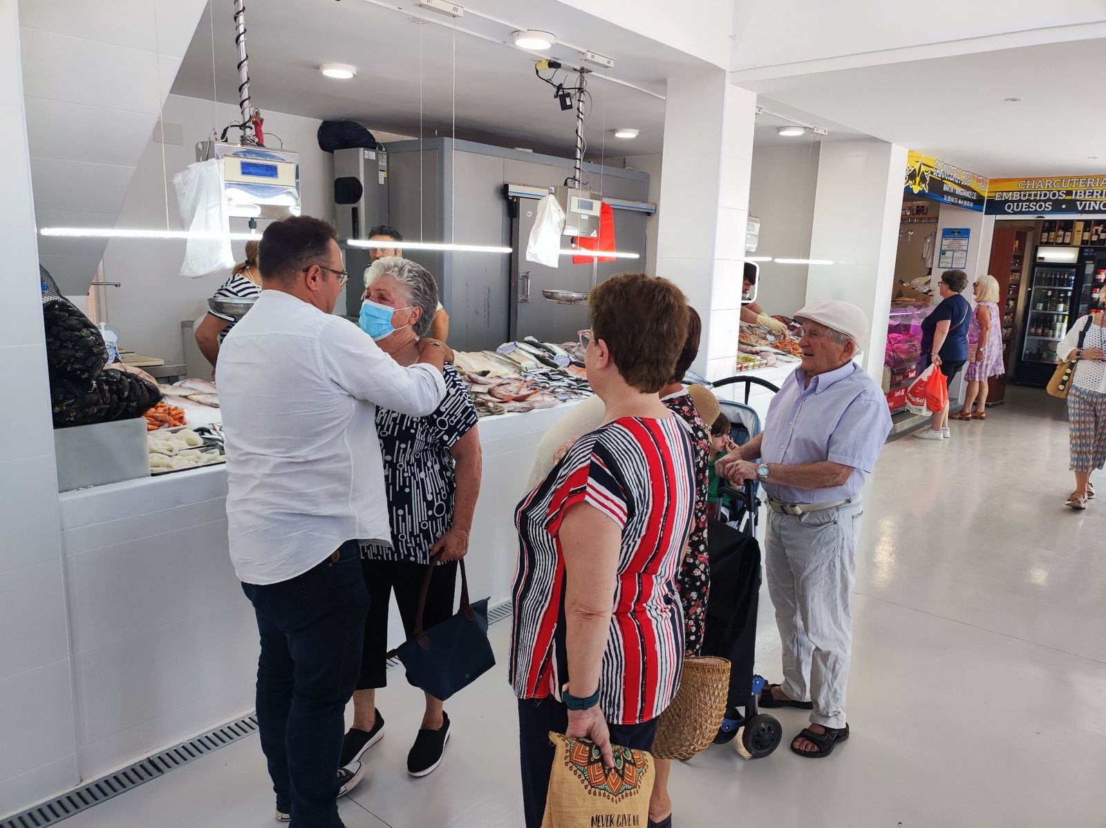 Primeros clientes en el remozado mercado.
