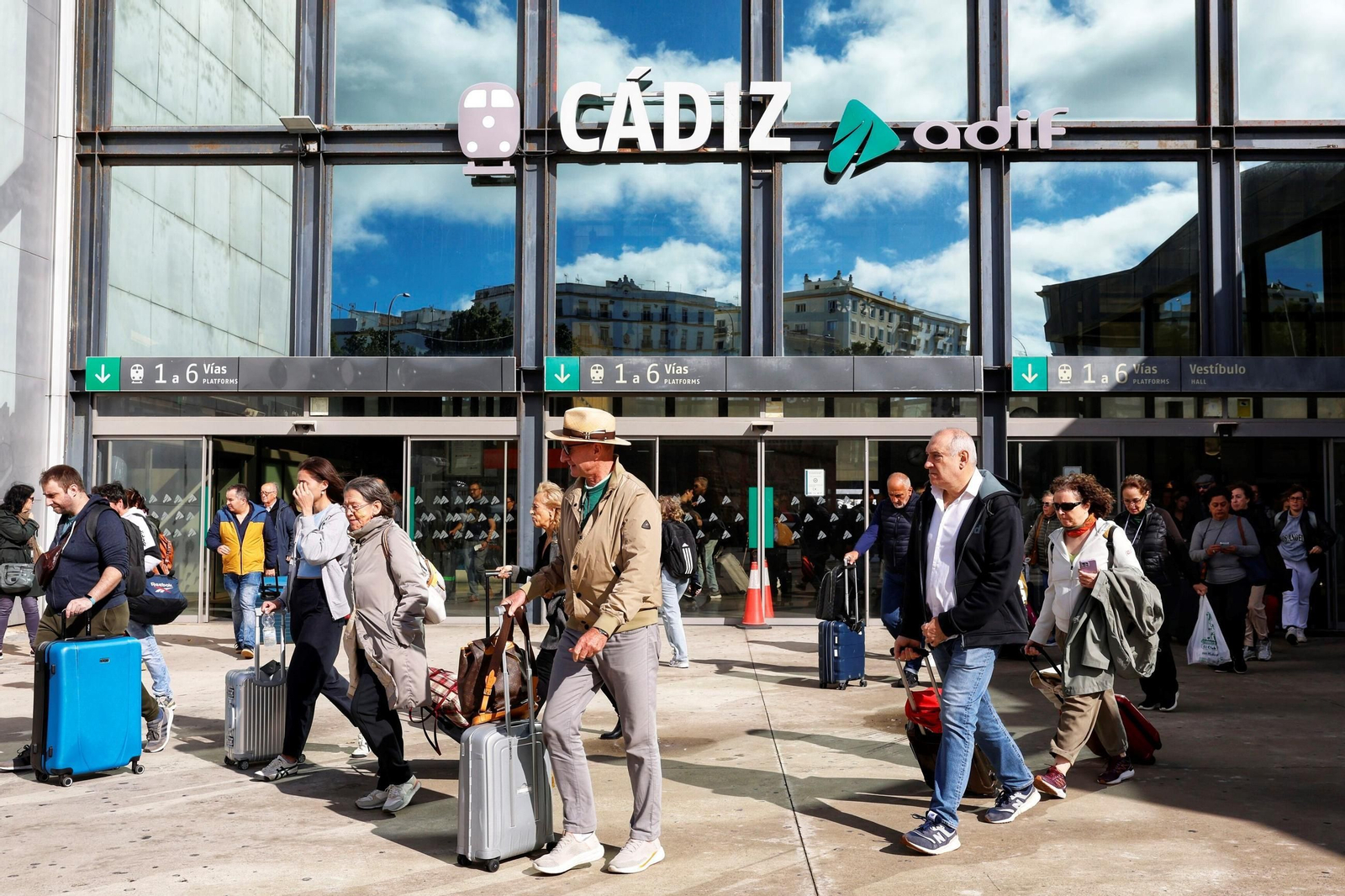Pasajeros del Alvia de mediodía de hoy desde Cádiz, camino del autobús para llevarles a Sevilla.
