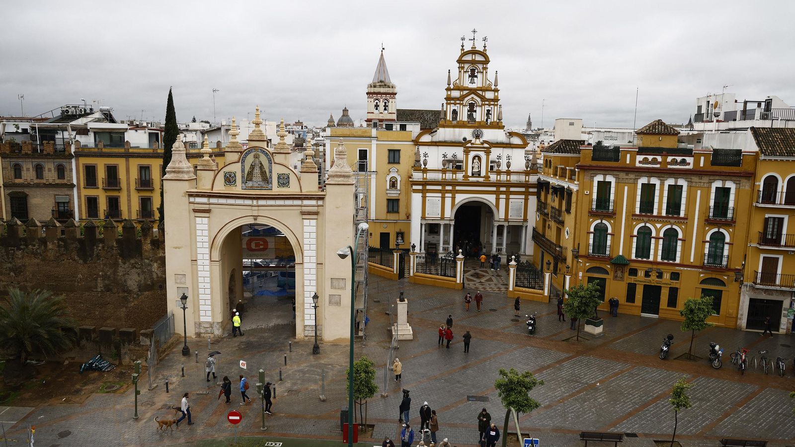 El Arco de la Macarena recupera sus colores originales. Predomina el ocre, con almagro en cornisas y molduras. El Arco de la Macarena recupera sus colores originales. Predomina el ocre, con almagro en cornisas y molduras.
