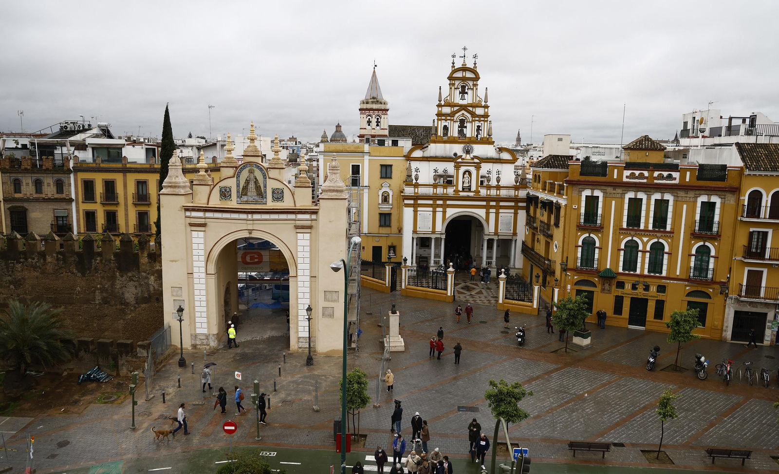 El Arco de la Macarena recupera sus colores originales. Predomina el ocre, con almagro en cornisas y molduras.