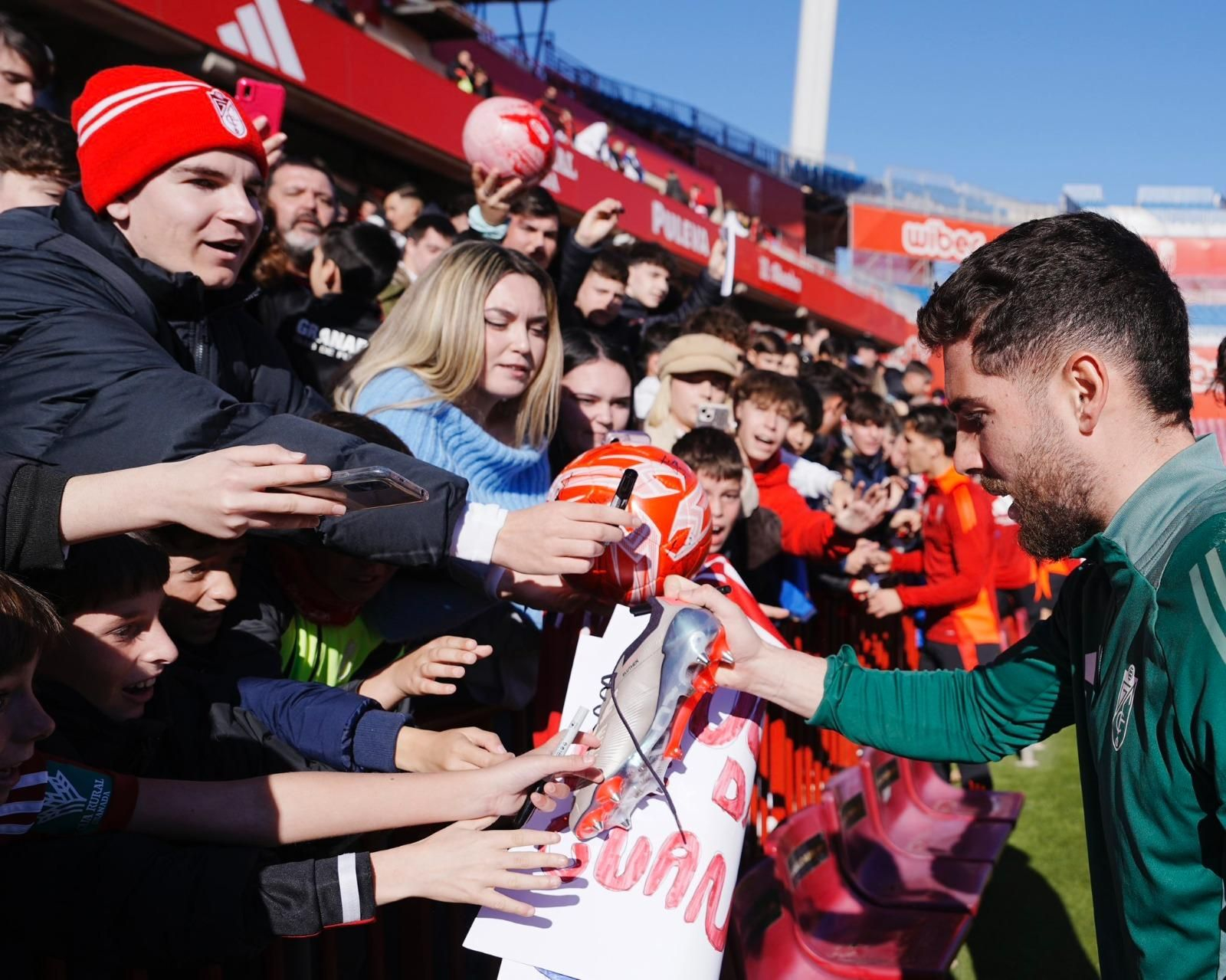 Luca Zidane firmando autógrafos en el entrenamiento a puerta abierta del mes de Enero