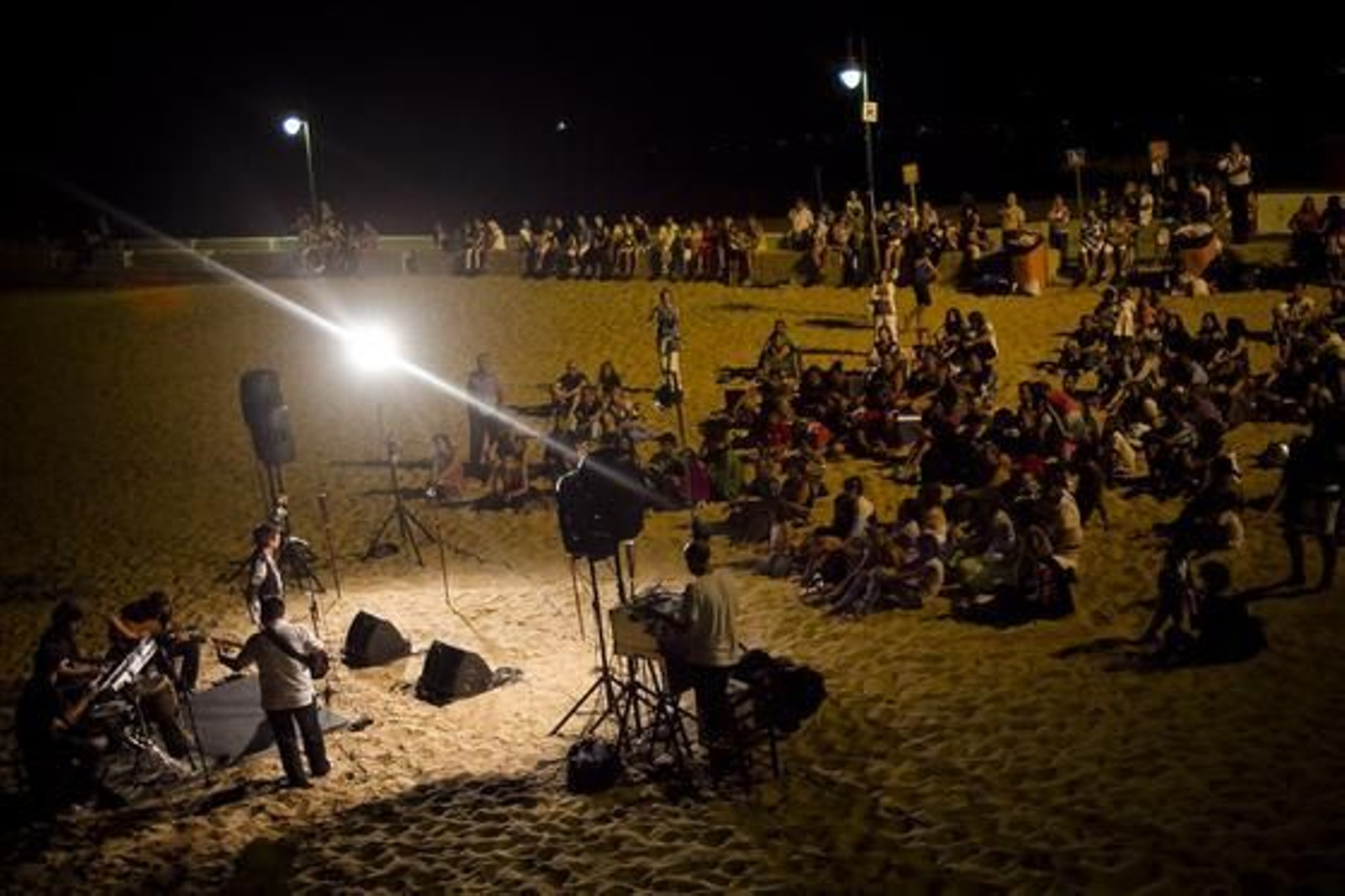 Los gaditanos disfrutan de una noche de cultura ´De sol a sol´. 

Foto: Lourdes de Vicente