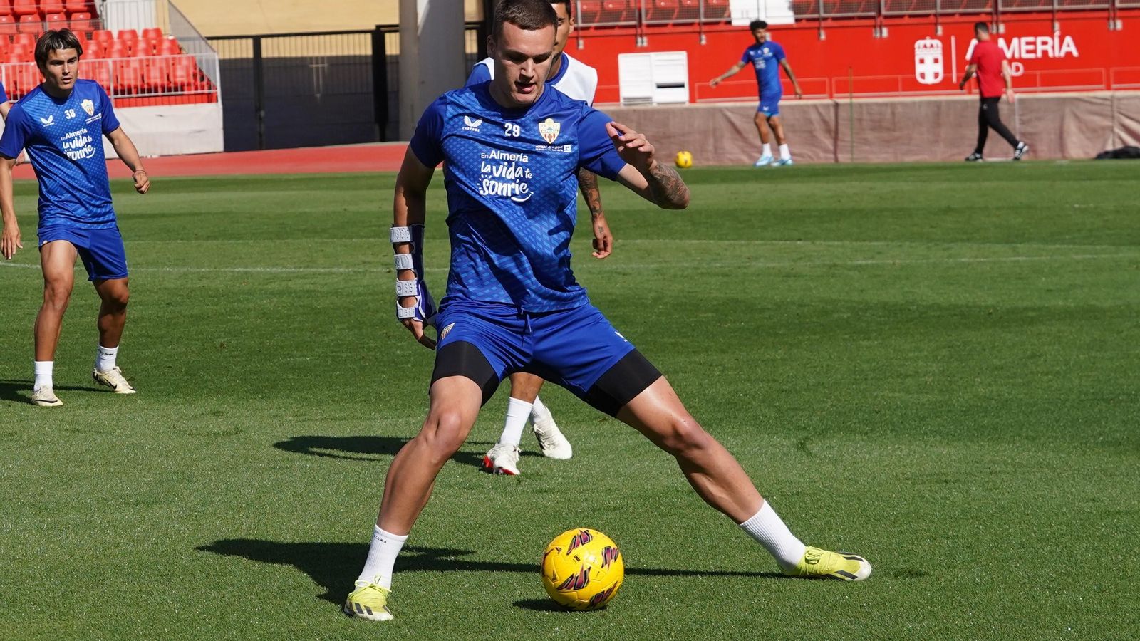 Marezi se ejercita con una cédula en su brazo derecho.