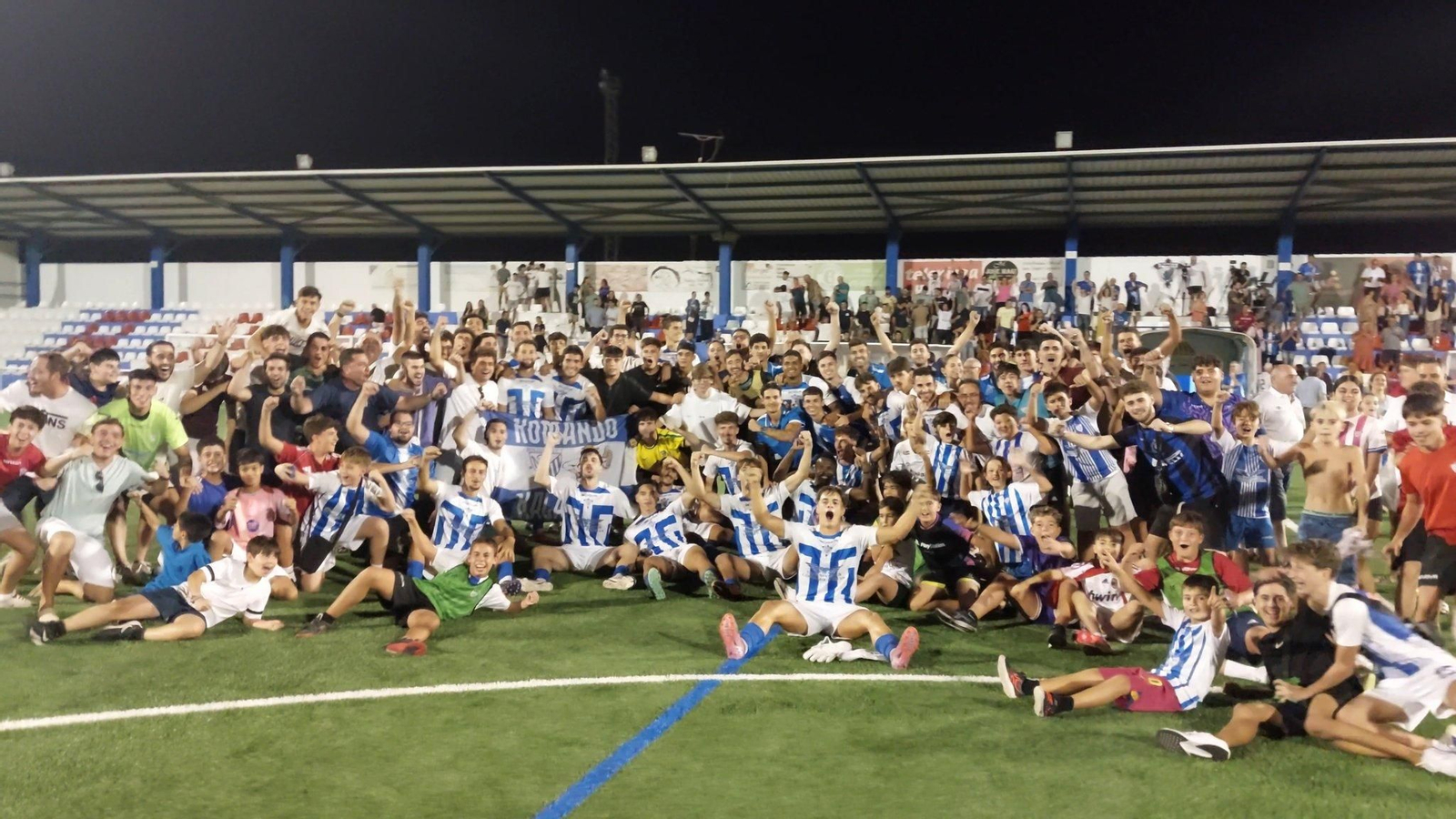 Los jugadores del Bollullos celebran con su afición la remontada ante el Pozoblanco.