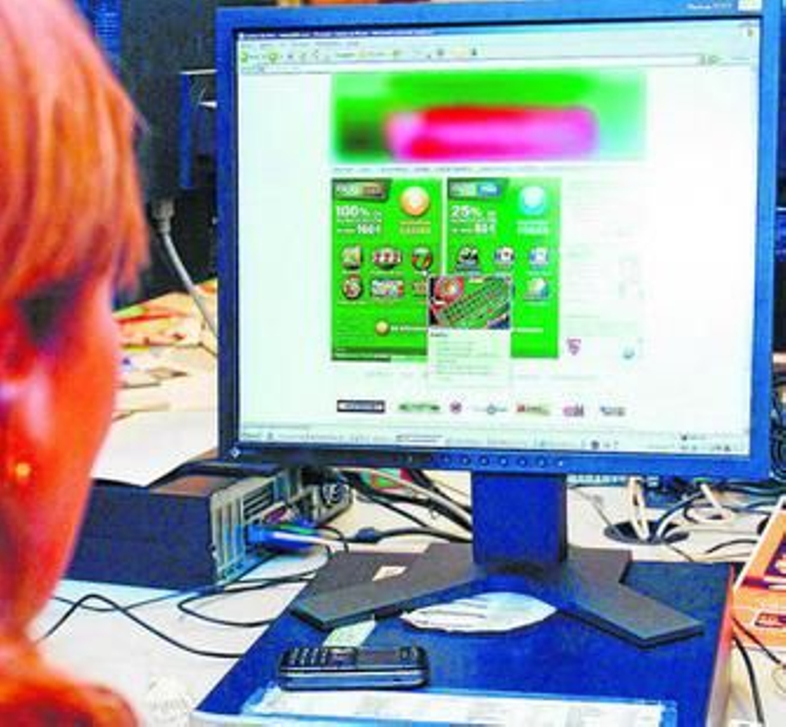 Una mujer mira en su pantalla una página de apuestas on line.