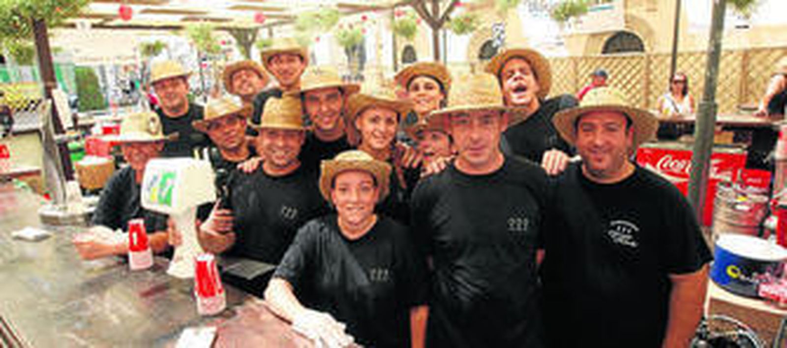 Los cocineros y camareros del ambigú son parte imprescindible para que muchos almerienses disfruten como Dios manda de buena comida en esta Feria.