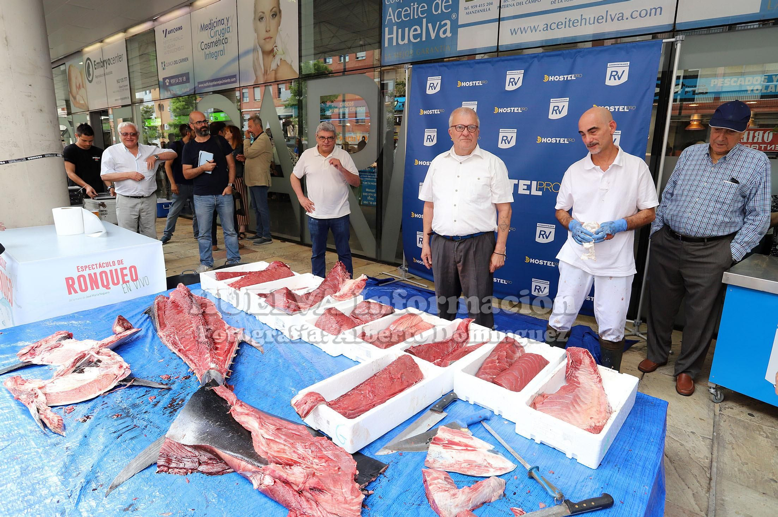 Imágenes del Ronqueo del Atún en el mercado de Huelva