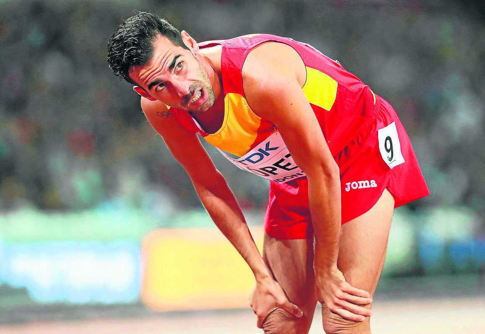 Kevin López coge aire tras acabar último en su semifinal de los 800 metros.