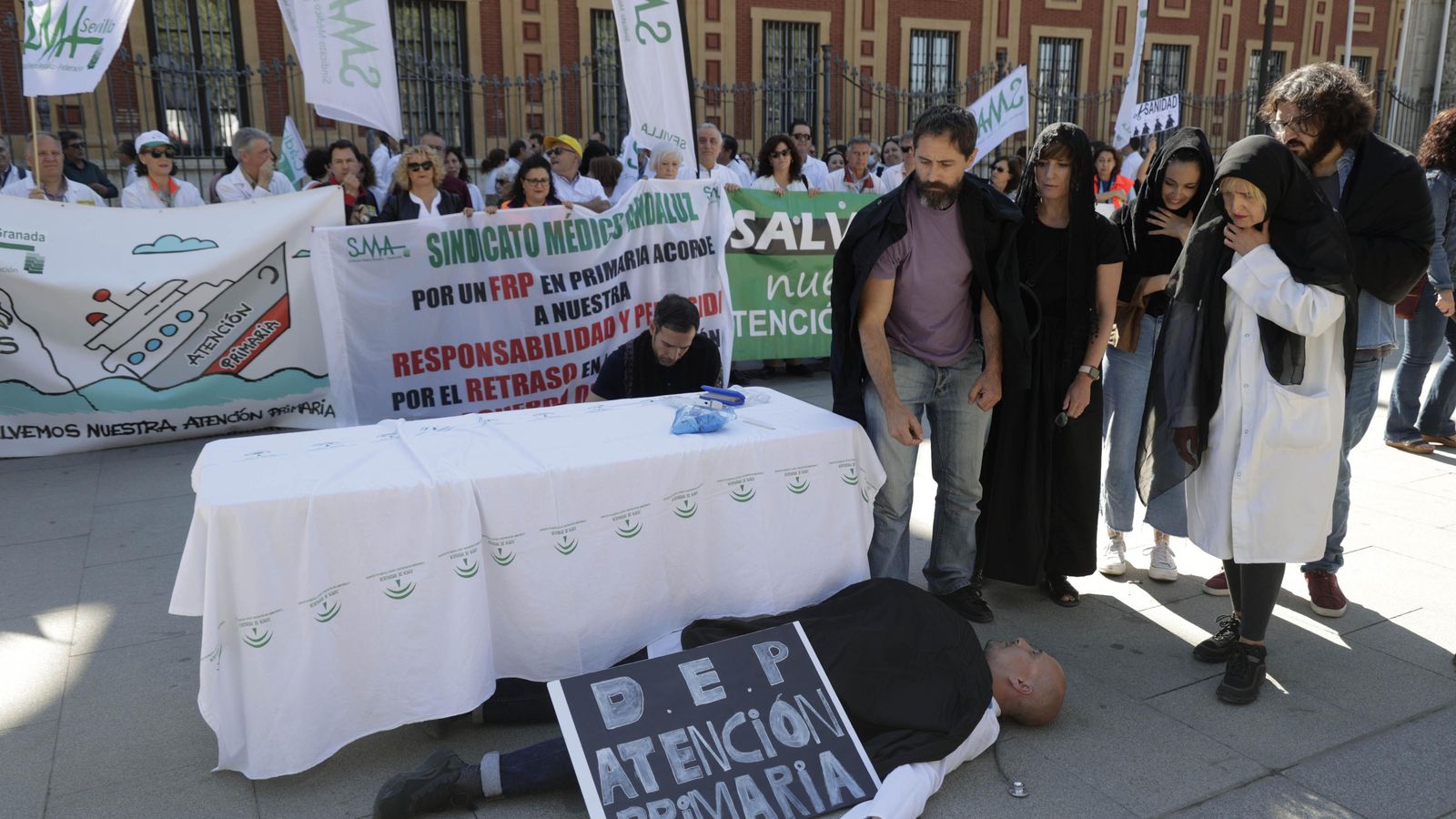 Uno de los momentos representados durante la protesta de los médicos en Sevilla.