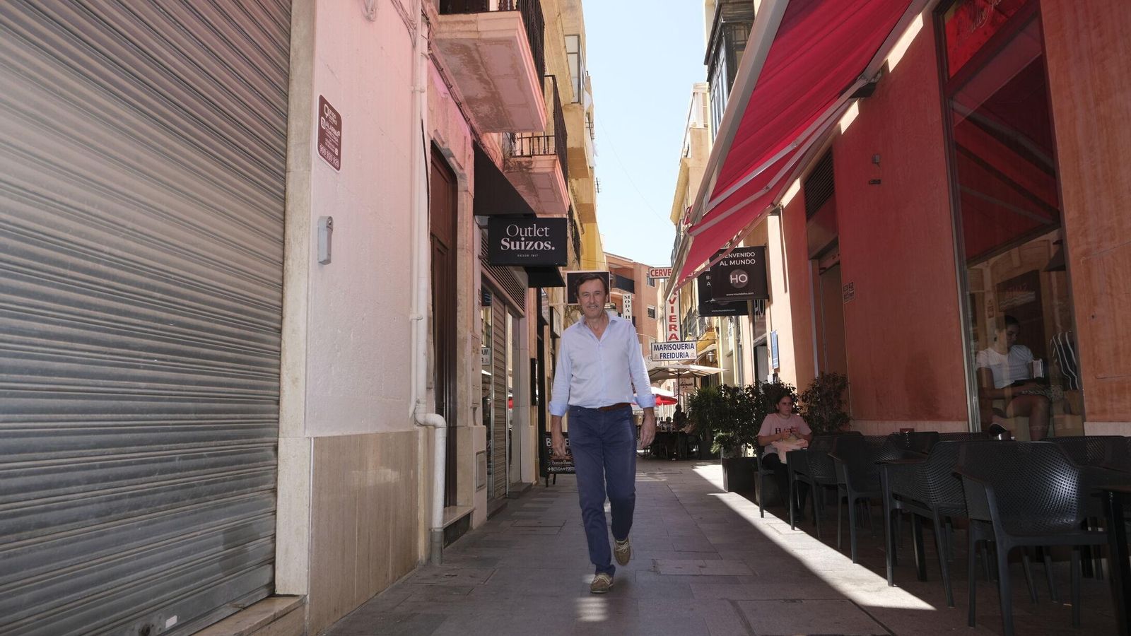 Paseando junto al Paseo de Almería, provincia a la que representará en el Congreso.