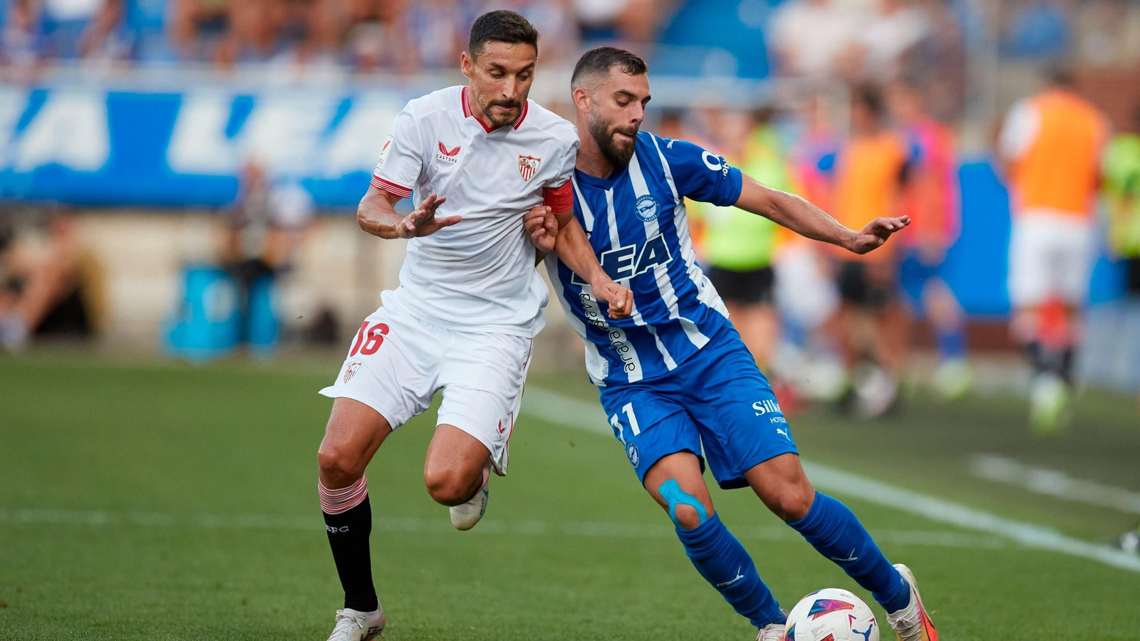 Jesús Navas disputa un balón en el estadio de Mendizorroza ante Luis Rioja, del Alavés.