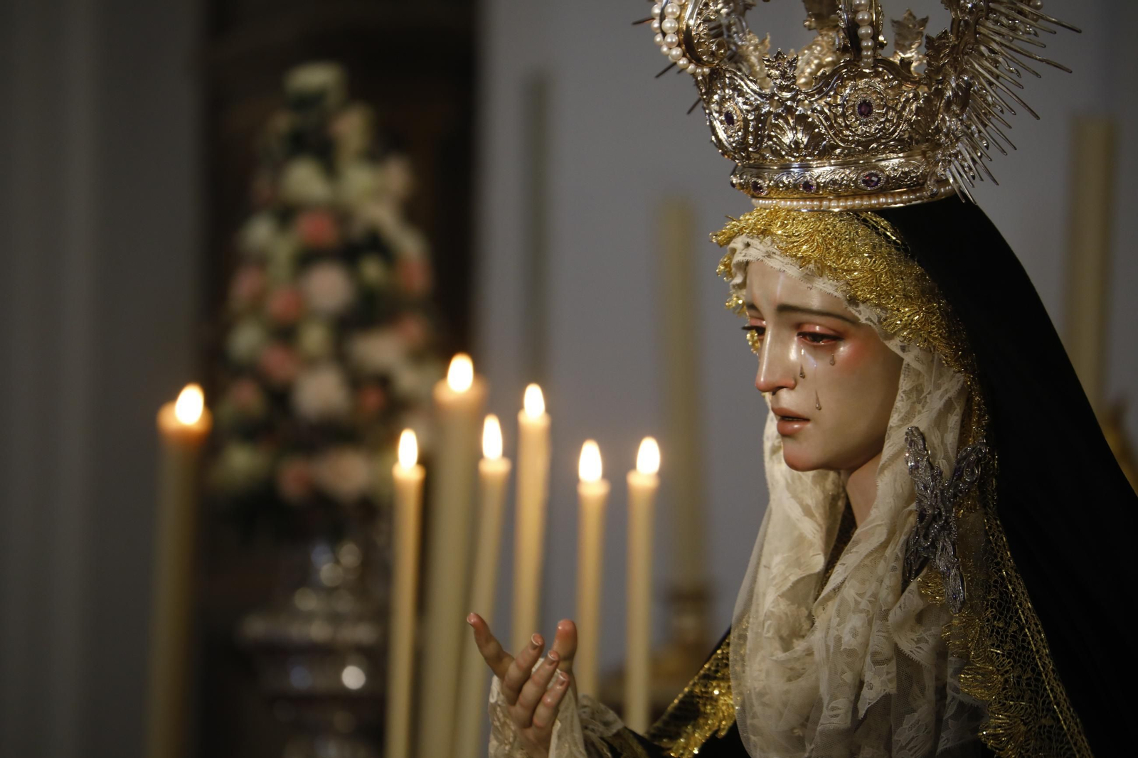 Las mejores fotos del besamanos de la Virgen de la Quinta Angustia de Córdoba
