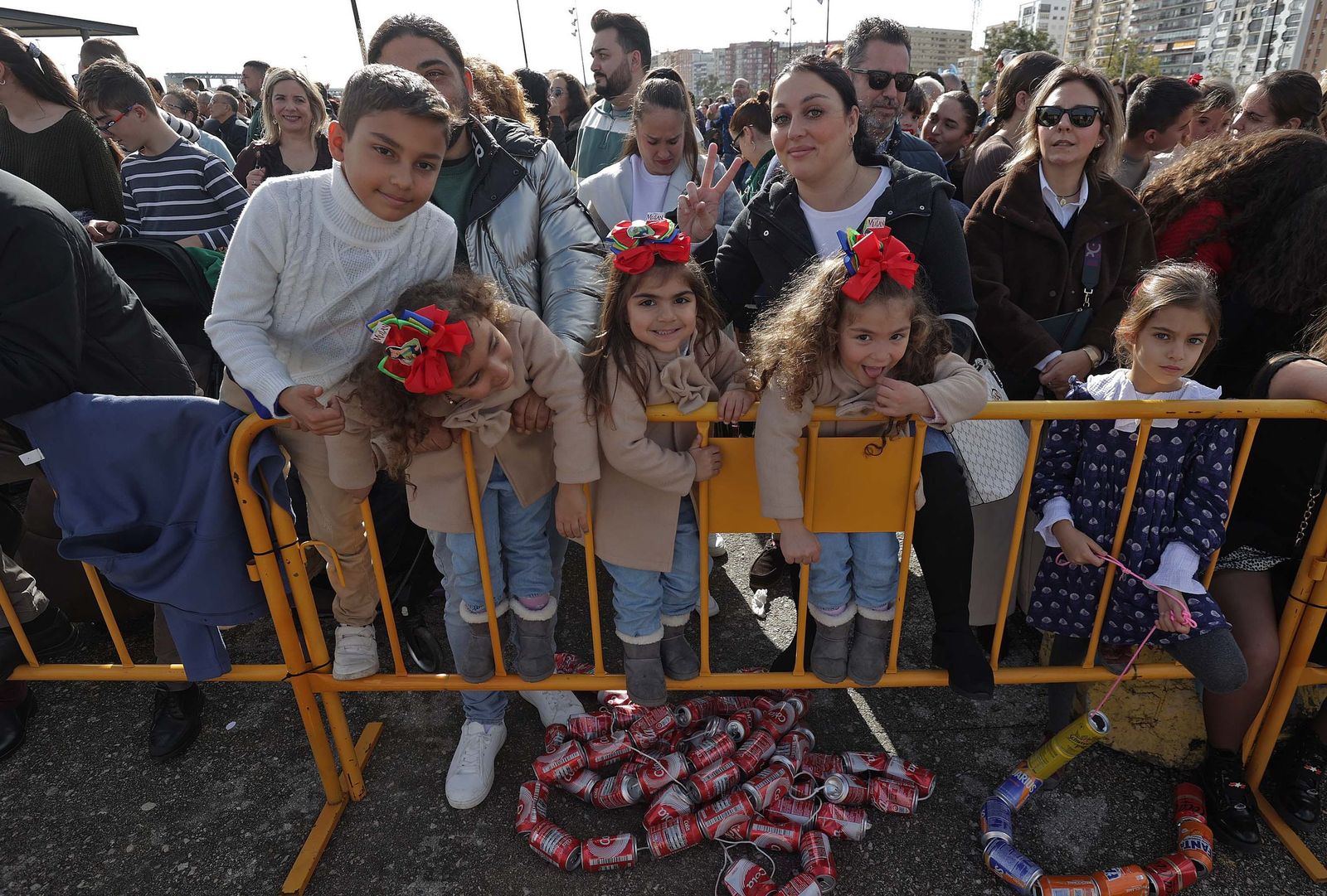 Búscate en el multitudinario arrastre de latas 2026 en Algeciras