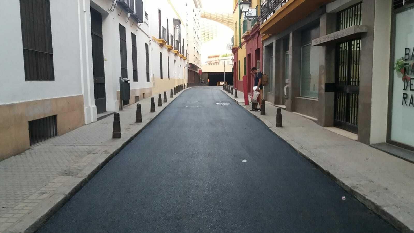 La calle Alcázares con el nuevo asfalto.