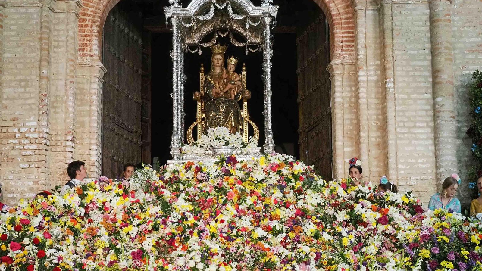Los leperos dejaron el viernes millones de flores ante su Patrona