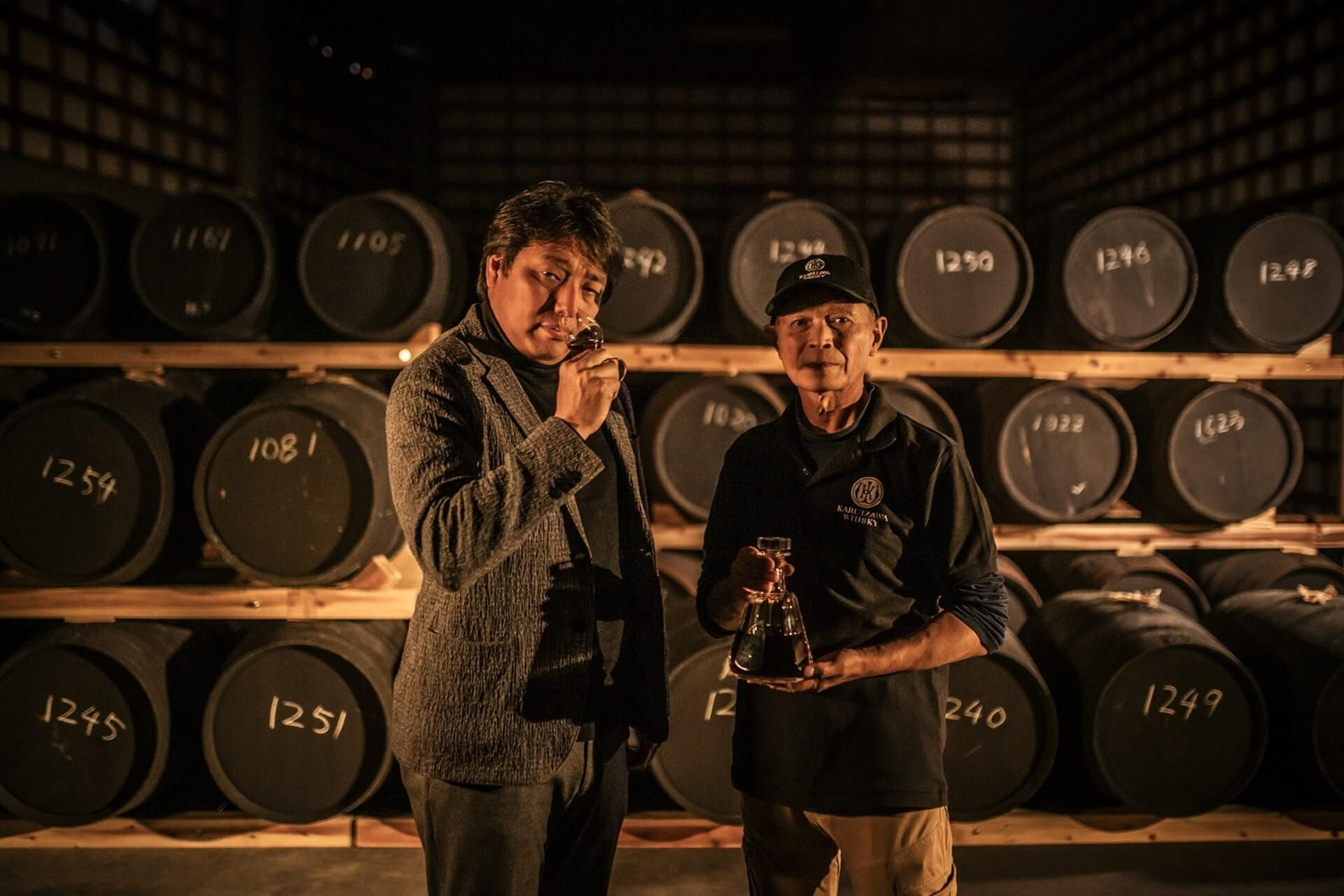 Shigeru Totsukay y Yoshiyuki Nakazato, actuales CEO y maestro destilador de la destilería Karuizawa, respectivamente. Shigeru Totsukay y Yoshiyuki Nakazato, actuales CEO y maestro destilador de la destilería Karuizawa, respectivamente.