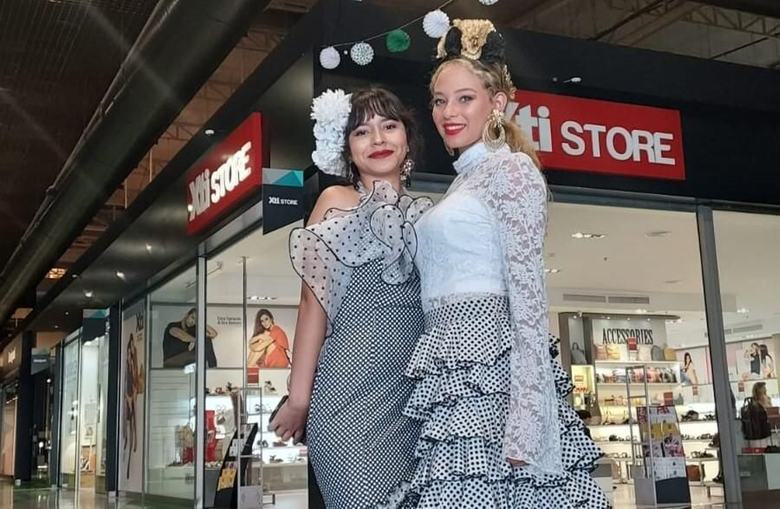 Dos modelos con trajes de flamenca en Málaga Factory.