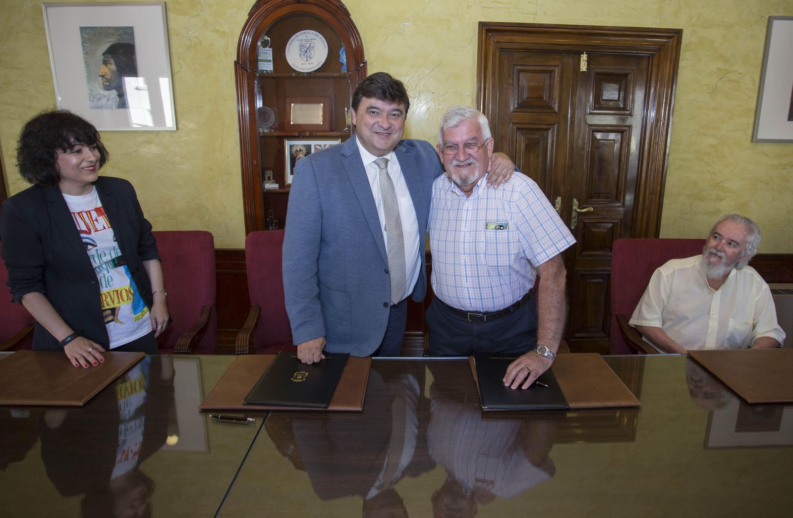 Gabriel Cruz y Fernando Pineda tras la firma del convenio en presencia de Elena Tobar.