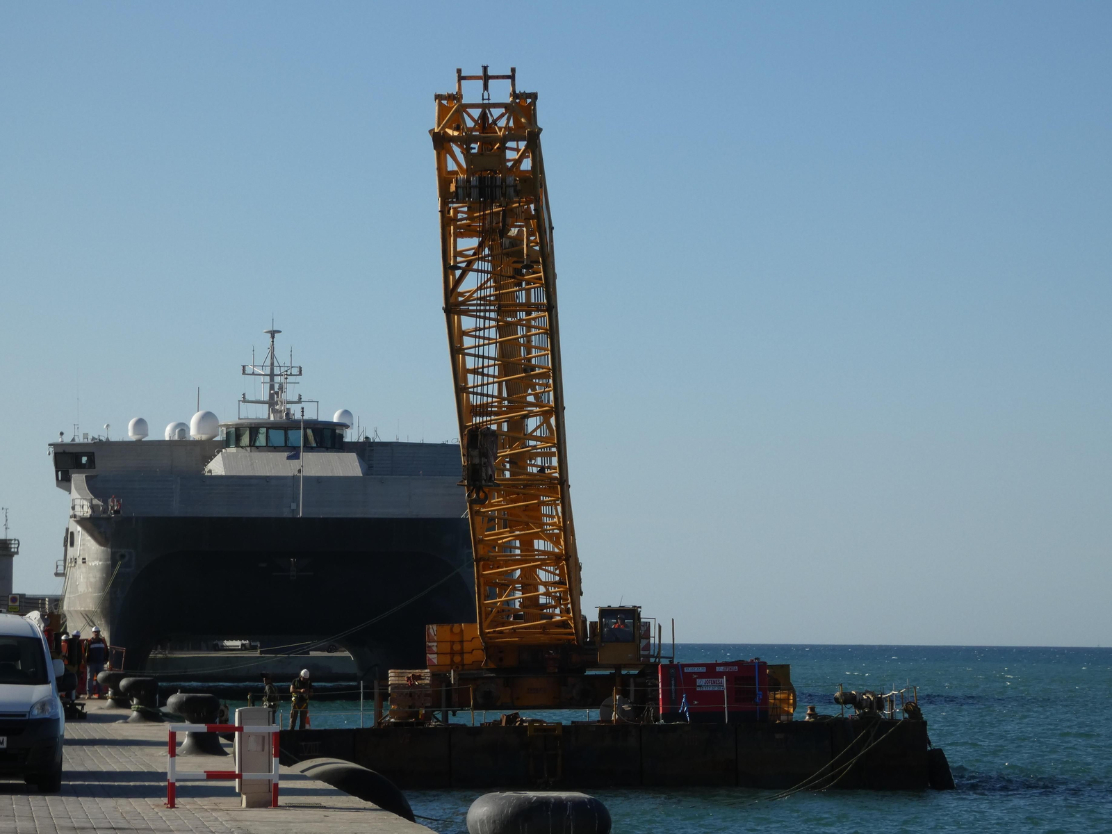 Plataforma que iniciará los trabajos marítimos de la marina de megayates.