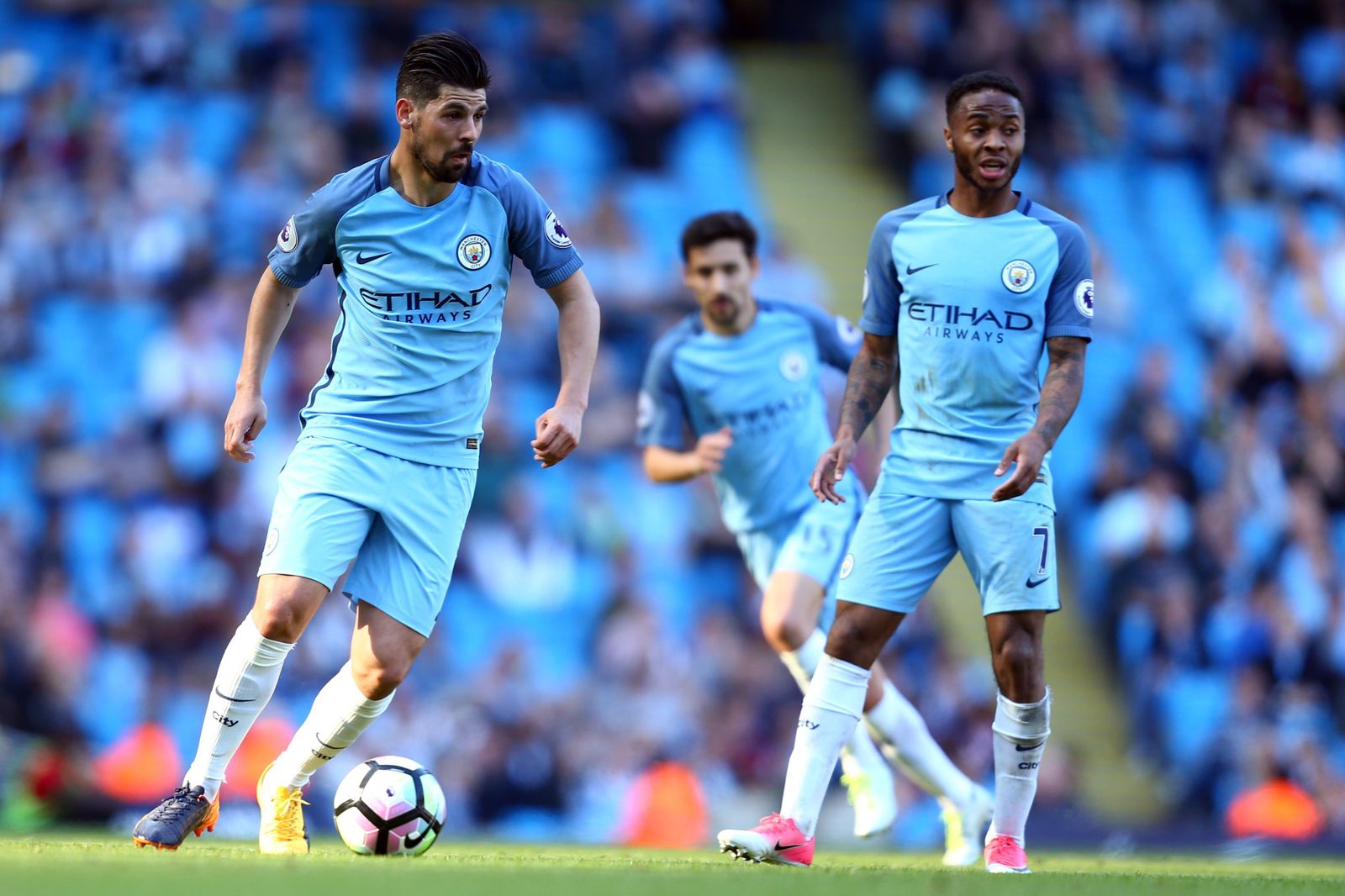 Nolito conduce el balón en un partido del City ante Jesús Navas y Stearling.