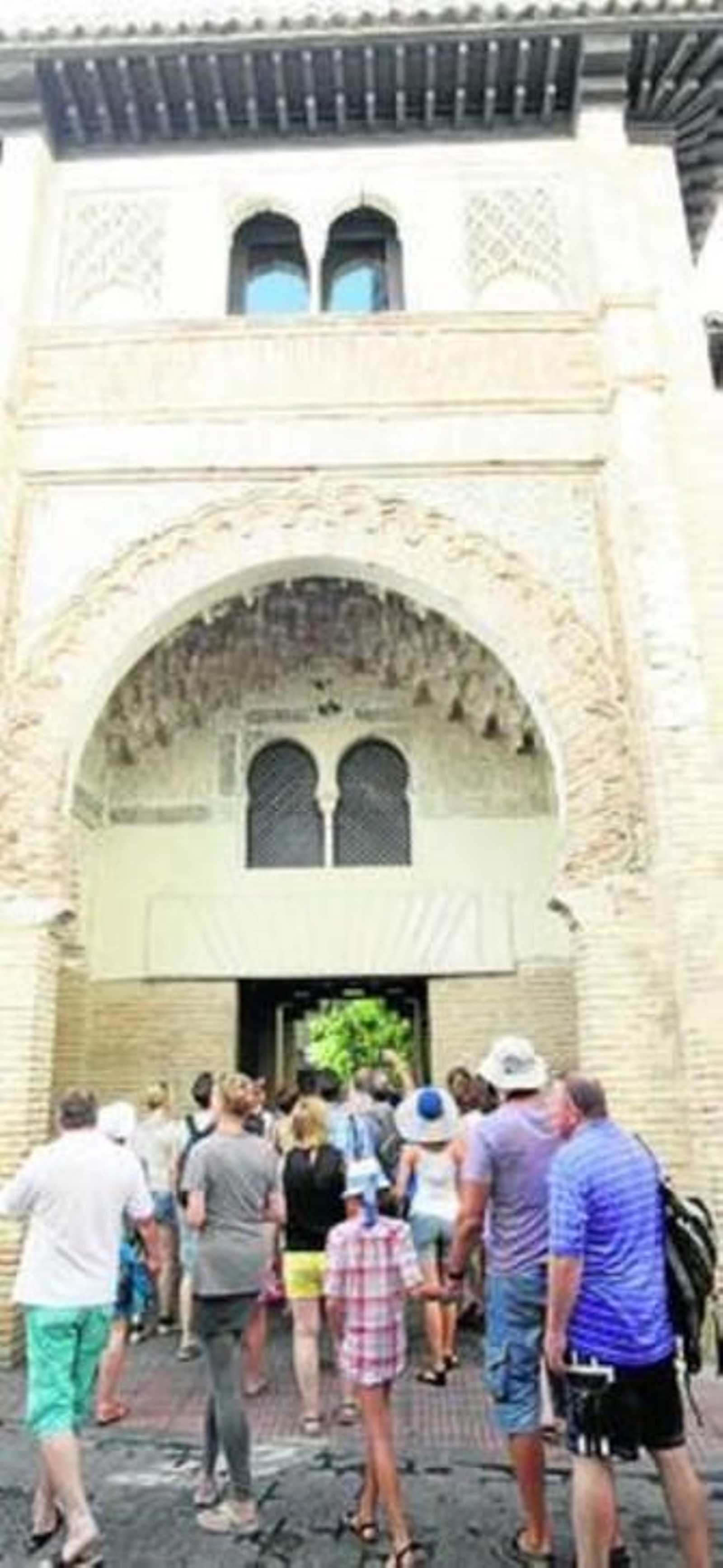 Turistas visitan el Corral del Carbón.