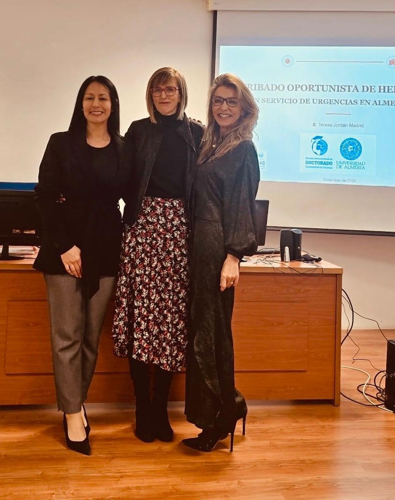Teresa Jordán (en el centro) junto a las doctoras Marta Casado y Anny Camelo.