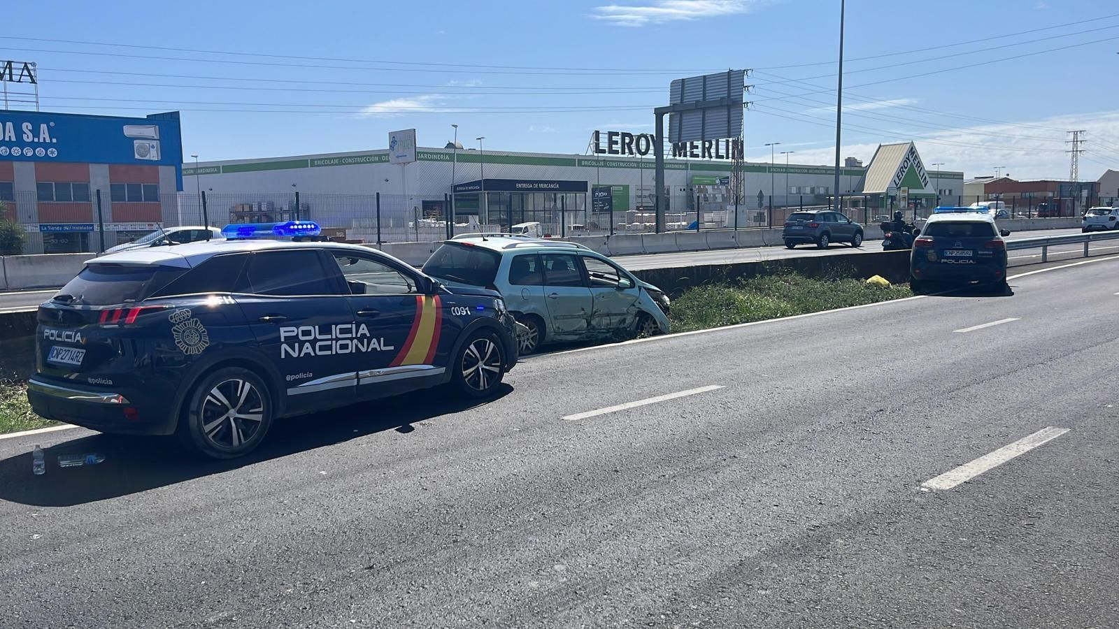 El coche del sospechoso, controlado por la Policía en la mediana de la autovía. El coche del sospechoso, controlado por la Policía en la mediana de la autovía.