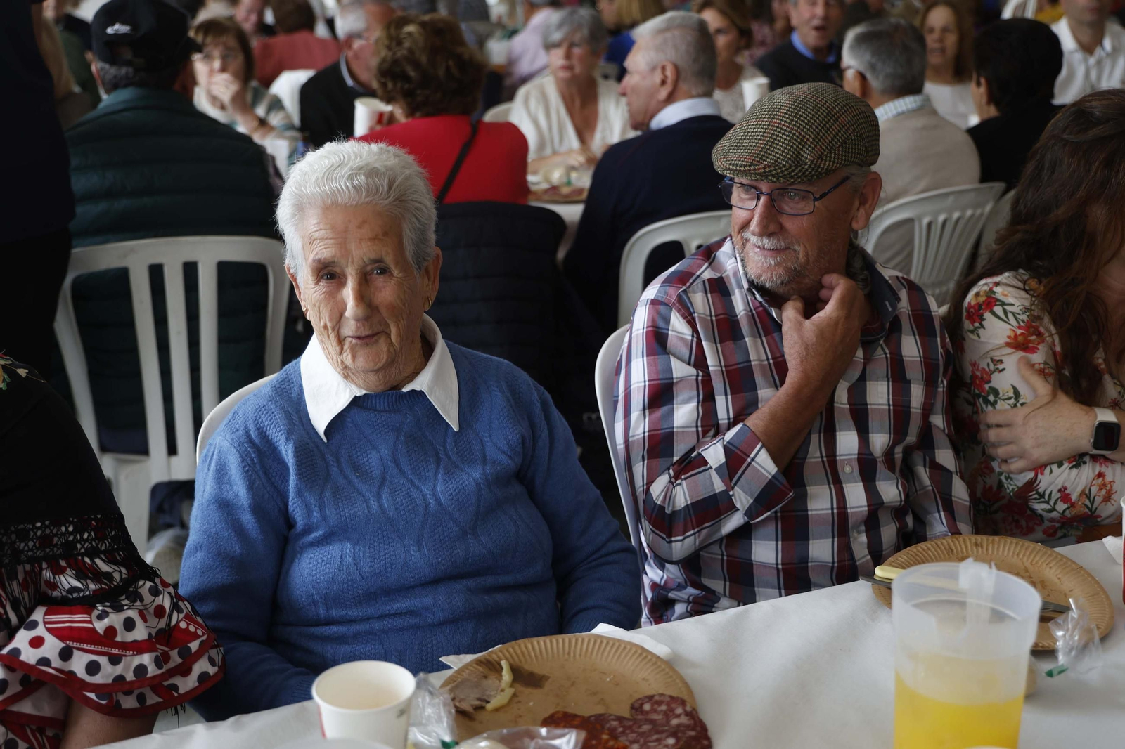 Fotos del almuerzo para mayores en la Feria de Castellar